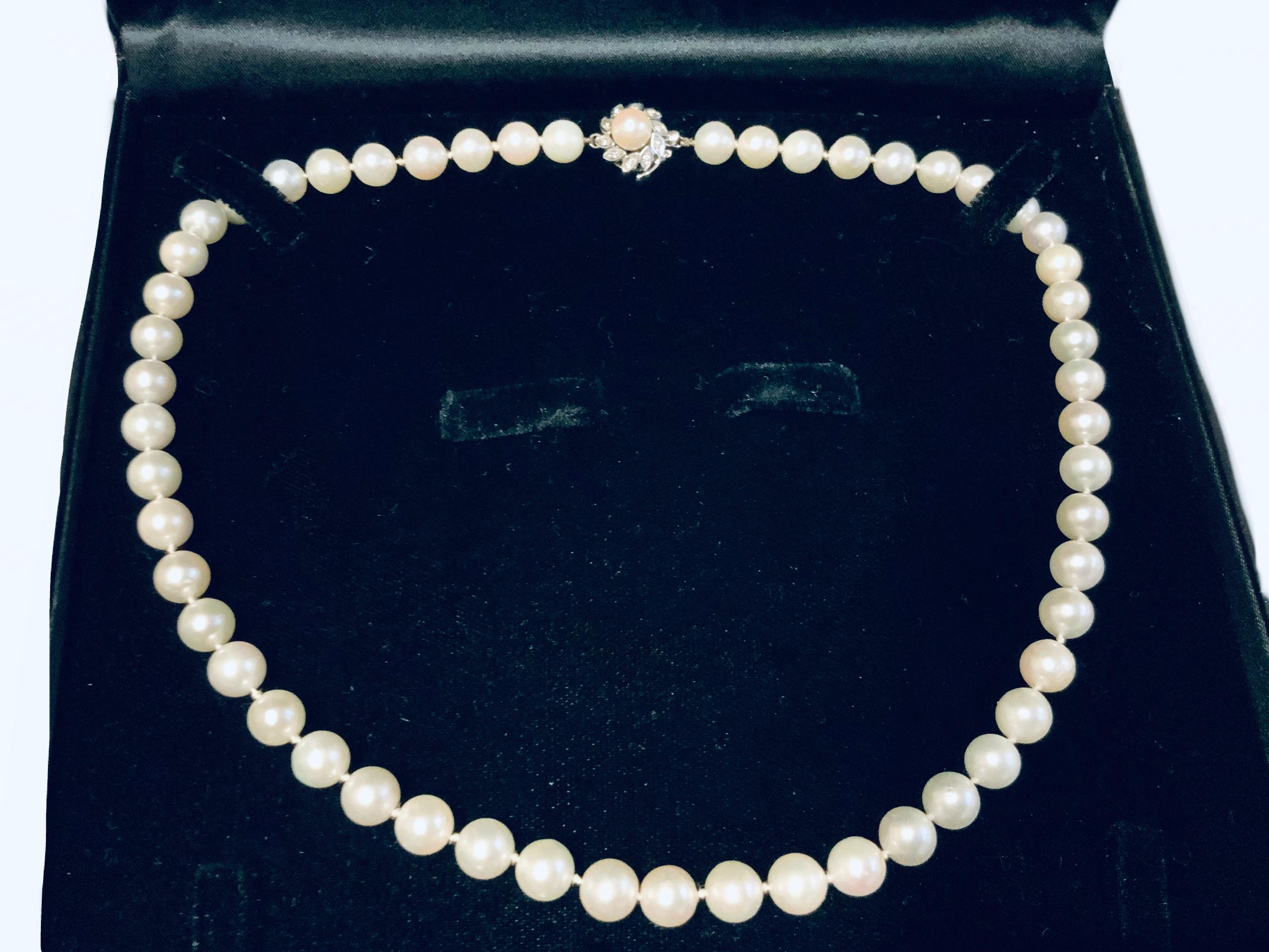 Halskette aus 14 Karat Gold Akoya-Perlen und Diamanten  im Angebot 10