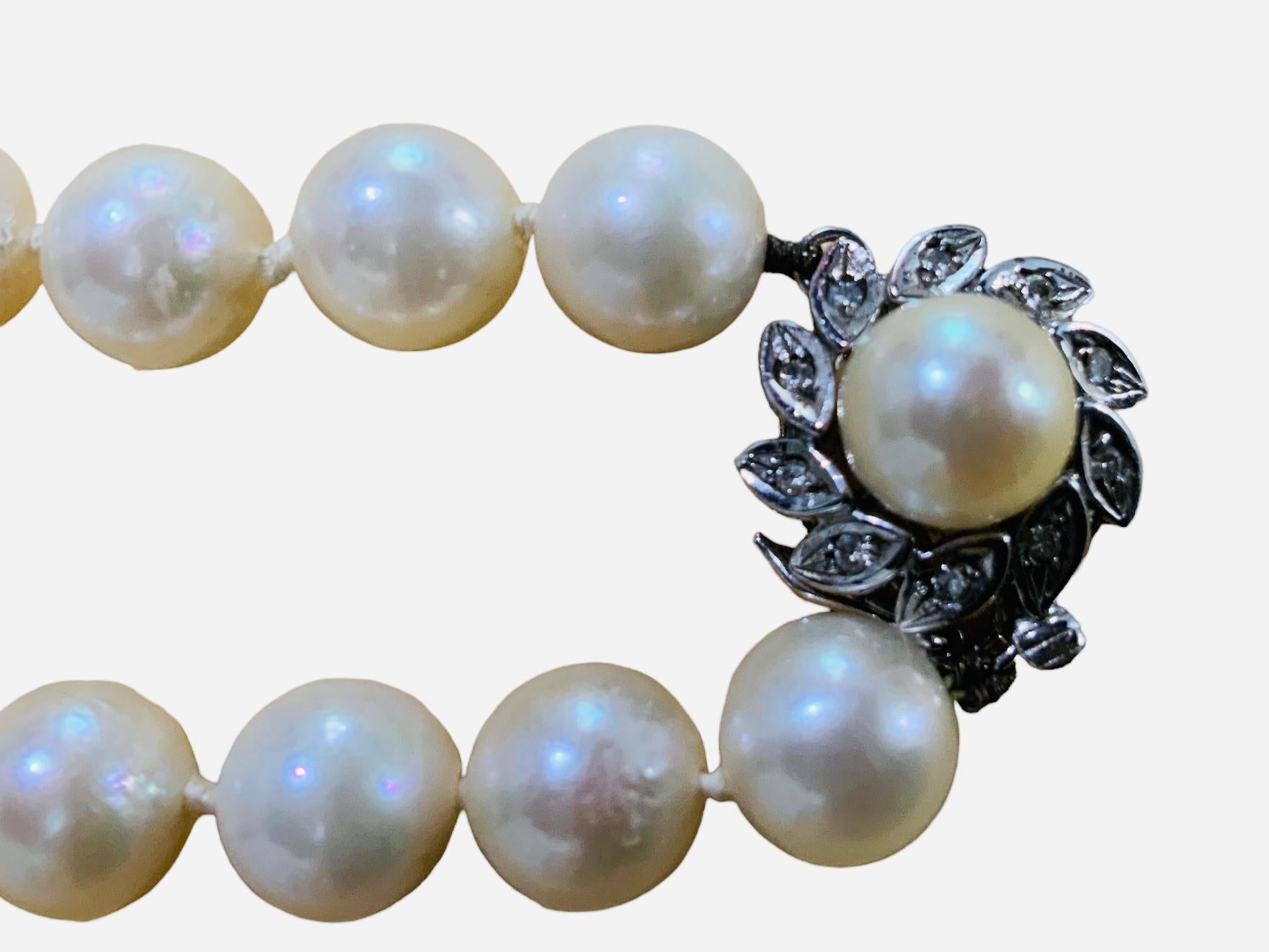 Halskette aus 14 Karat Gold Akoya-Perlen und Diamanten  (Klassisch-römisch) im Angebot