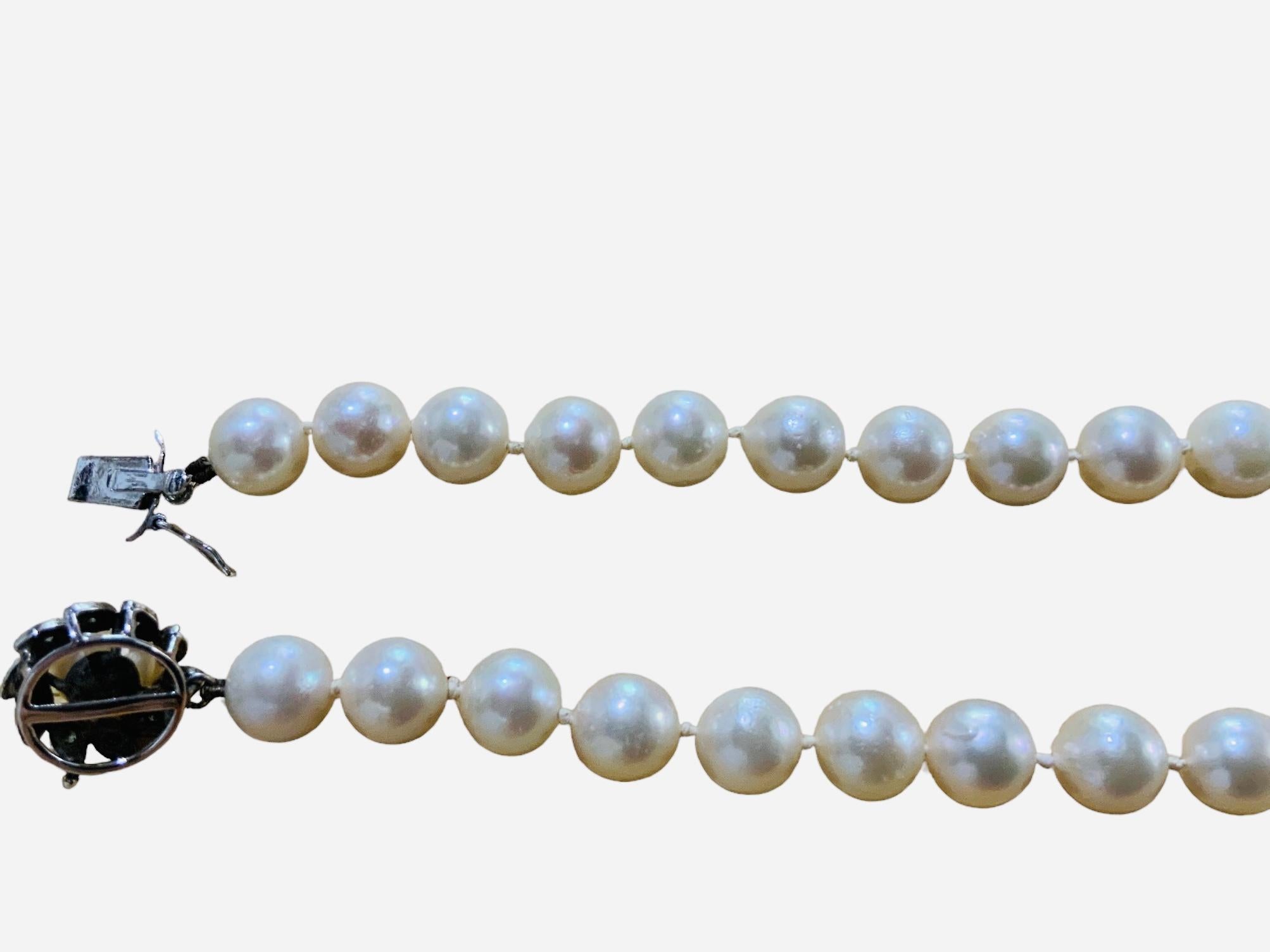 Halskette aus 14 Karat Gold Akoya-Perlen und Diamanten  (Brillantschliff) im Angebot
