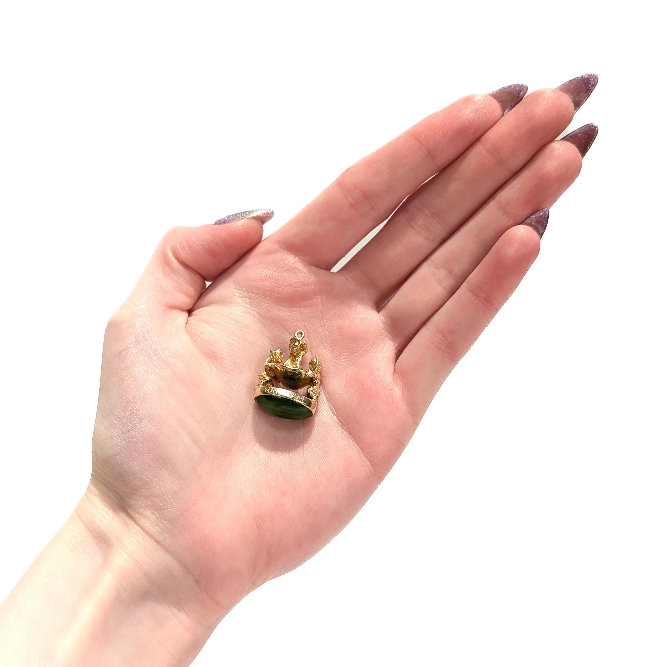 Ein feiner Vintage-Charme aus Gold und Jade für ein Armband (oder einen Anhänger).

Aus 14 Karat Gelbgold.

Mit einem Cabochon aus Alaska-Jade (Nephrit) in Lünettenfassung am Sockel.

In der Form von 3 Personen, die einen Deckenwurf durchführen (in