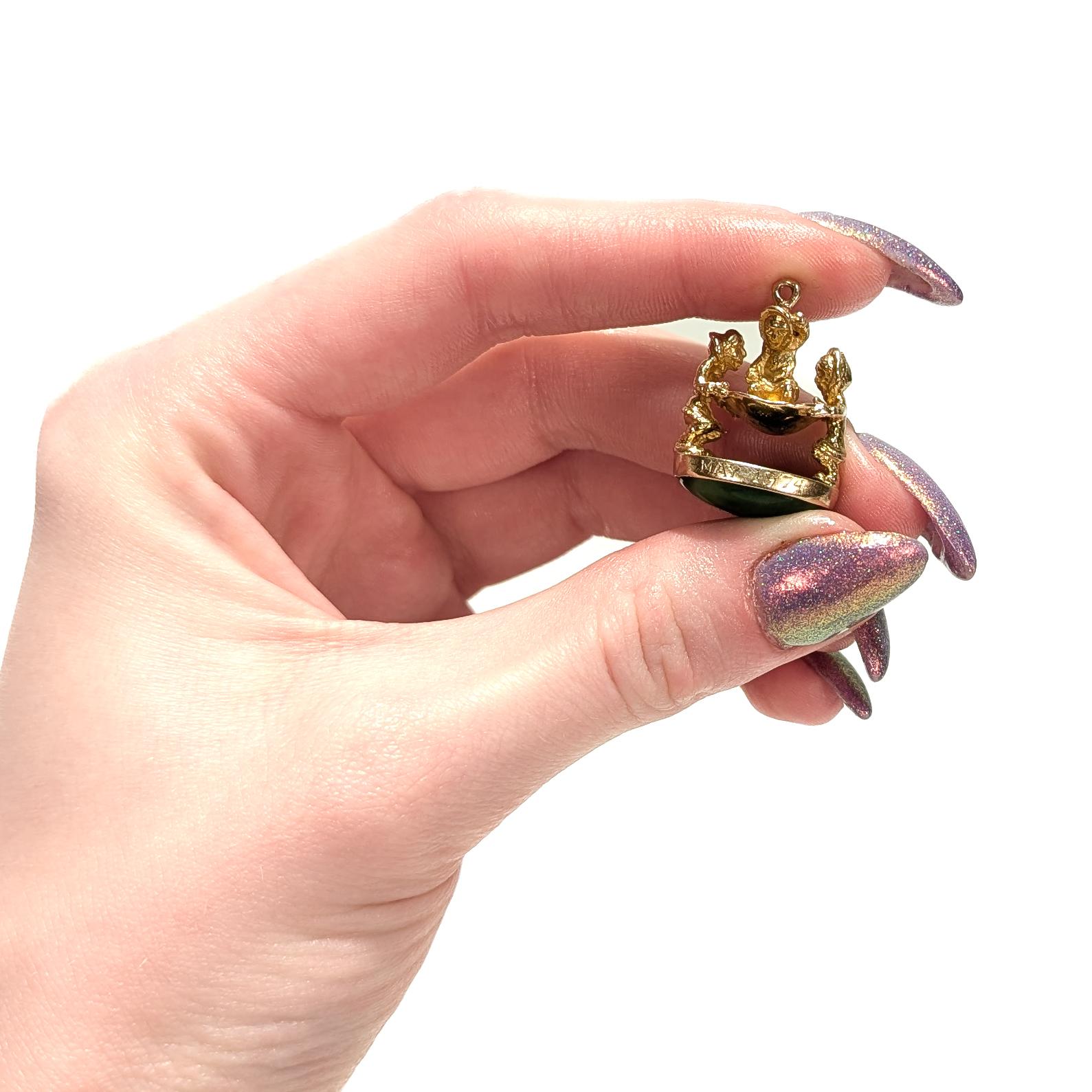 14K Gold & Alaskan Jade Cabochon Inuit / Inupiat Blanket Toss Charme oder Anhänger im Zustand „Gut“ im Angebot in Philadelphia, PA