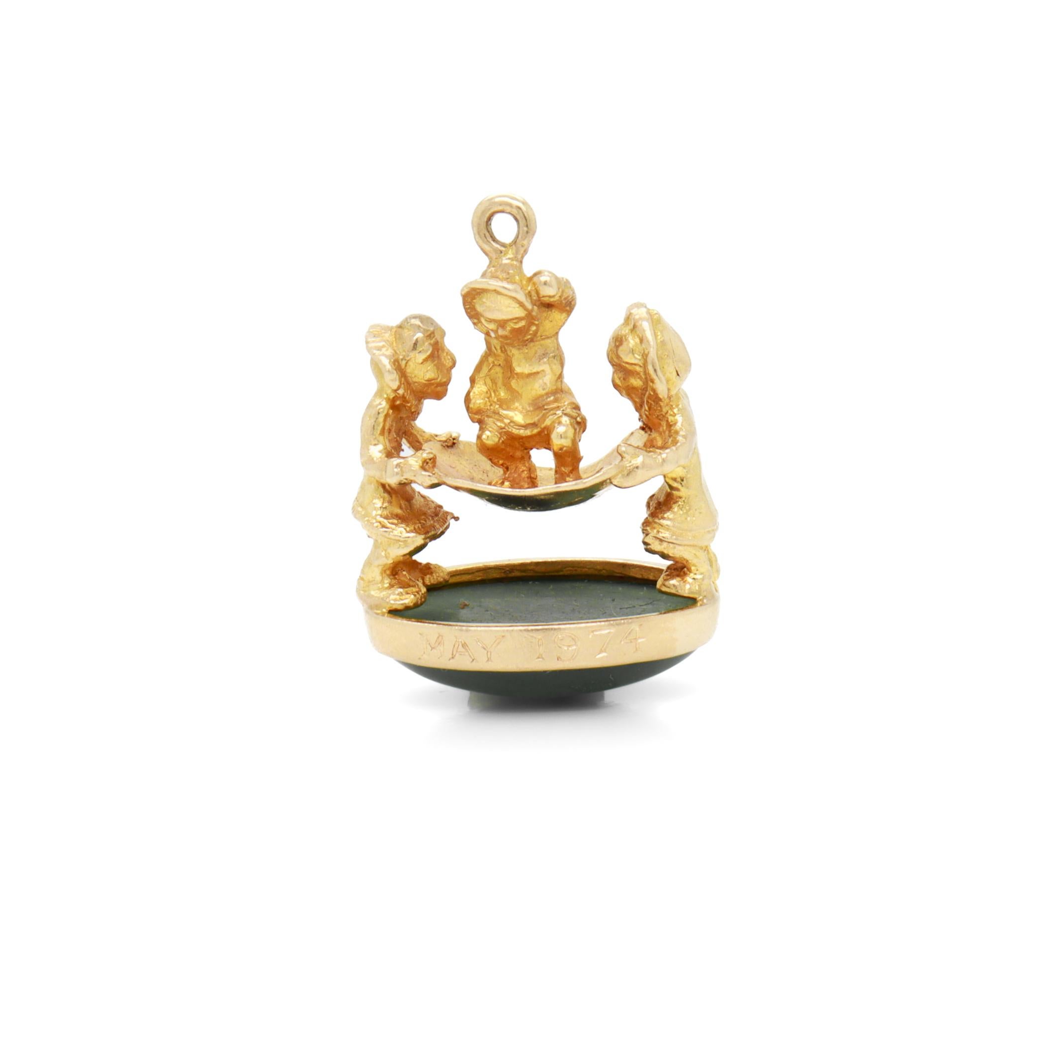 14K Gold & Alaskan Jade Cabochon Inuit / Inupiat Blanket Toss Charme oder Anhänger im Angebot 1