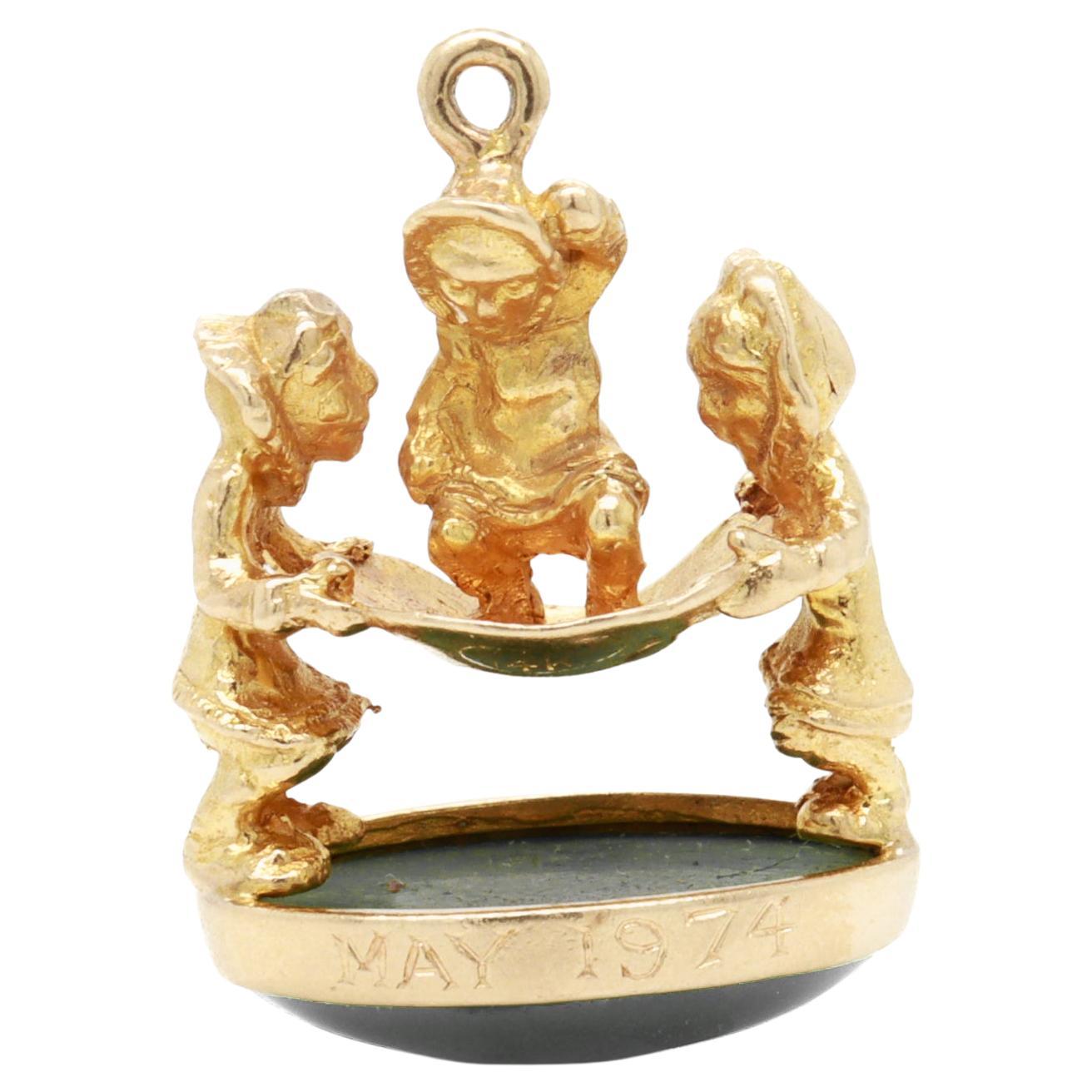 14K Gold & Alaskan Jade Cabochon Inuit / Inupiat Blanket Toss Charme oder Anhänger im Angebot