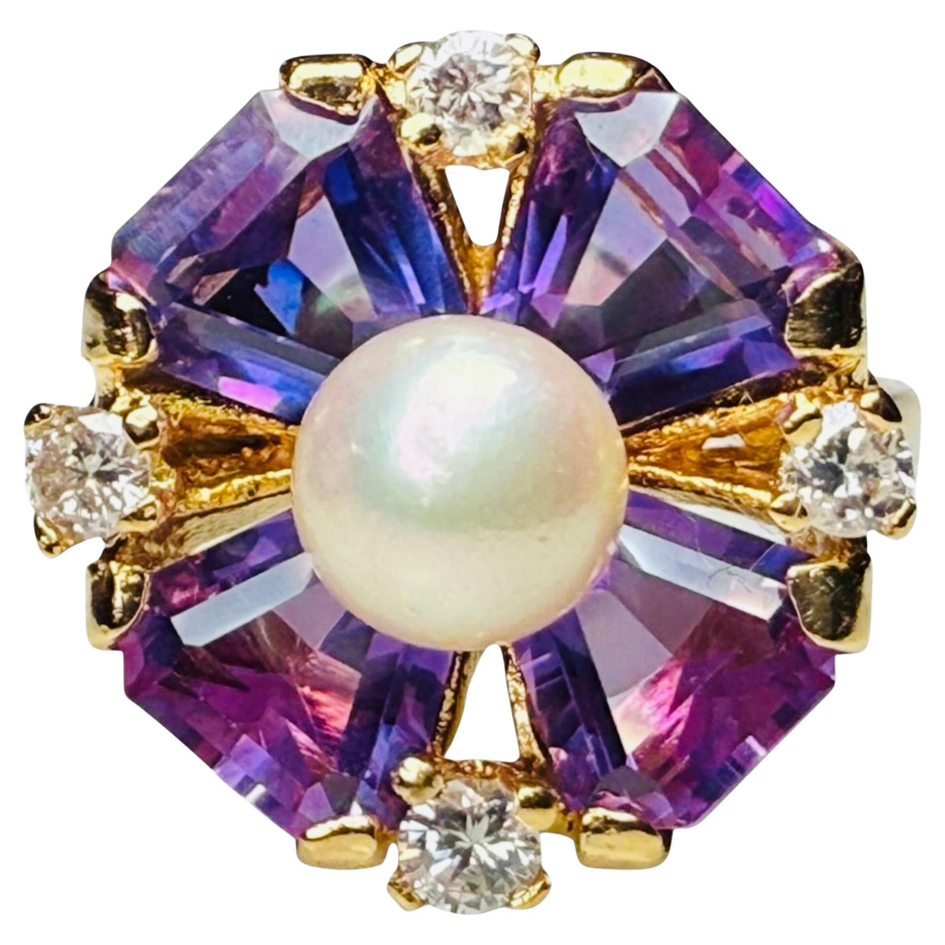 Dies ist ein 14K Gold Amethyst, Diamanten und Perle Ring. Er zeigt einen Ring in Form einer violetten Blume mit vier Blütenblättern aus Amethysten, die in jeder Himmelsrichtung mit einem Diamanten (insgesamt 0,60 Karat) verziert sind und in der