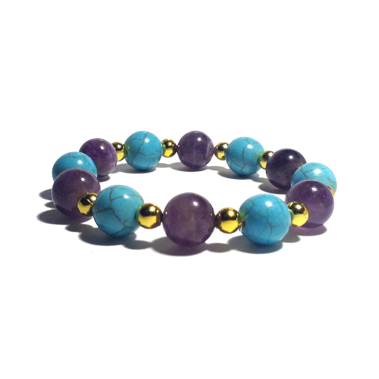 Setzen Sie ein mutiges Statement mit unserem 14k Gold Amethyst und Howlite gefärbten Türkis Perlen Stretch Armband, ein lebendiges und vielseitiges Accessoire, das luxuriöse Materialien mit einem verspielten Design kombiniert. Dieses Armband besteht