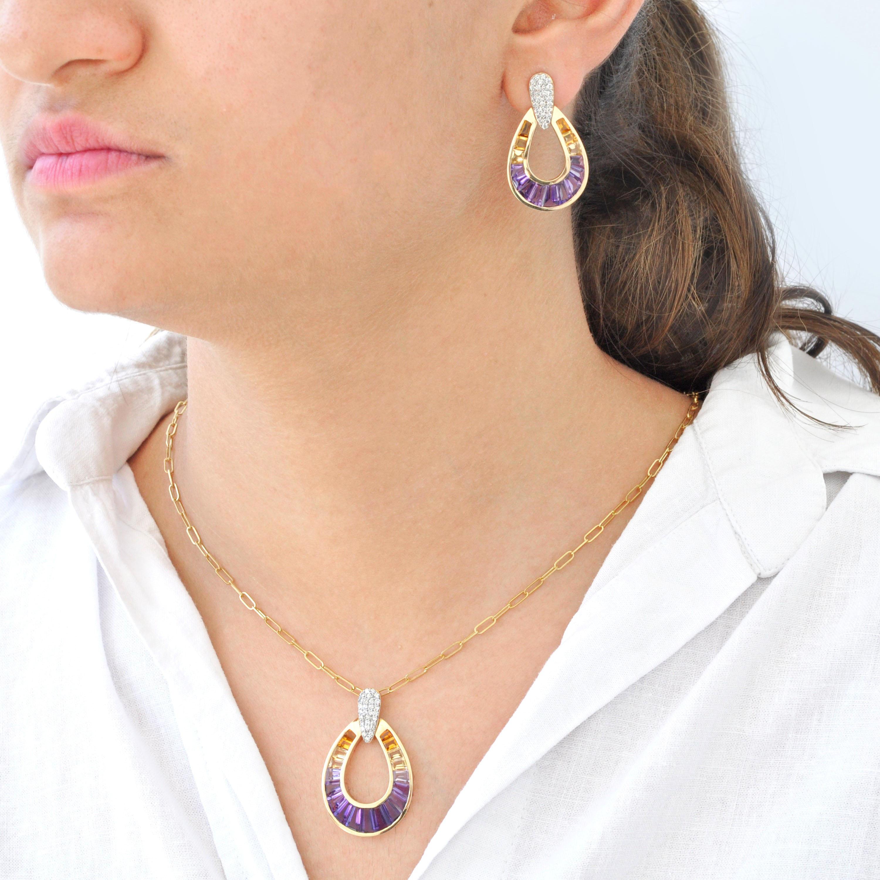 Abbaglia e delizia con questa straordinaria parure di orecchini e pendente abbinati, realizzati a mano in oro giallo 14K e impreziositi da radiose gemme ametrine baguette dal peso di 12,69 carati. Una fusione perfetta di ametista e citrino, ogni