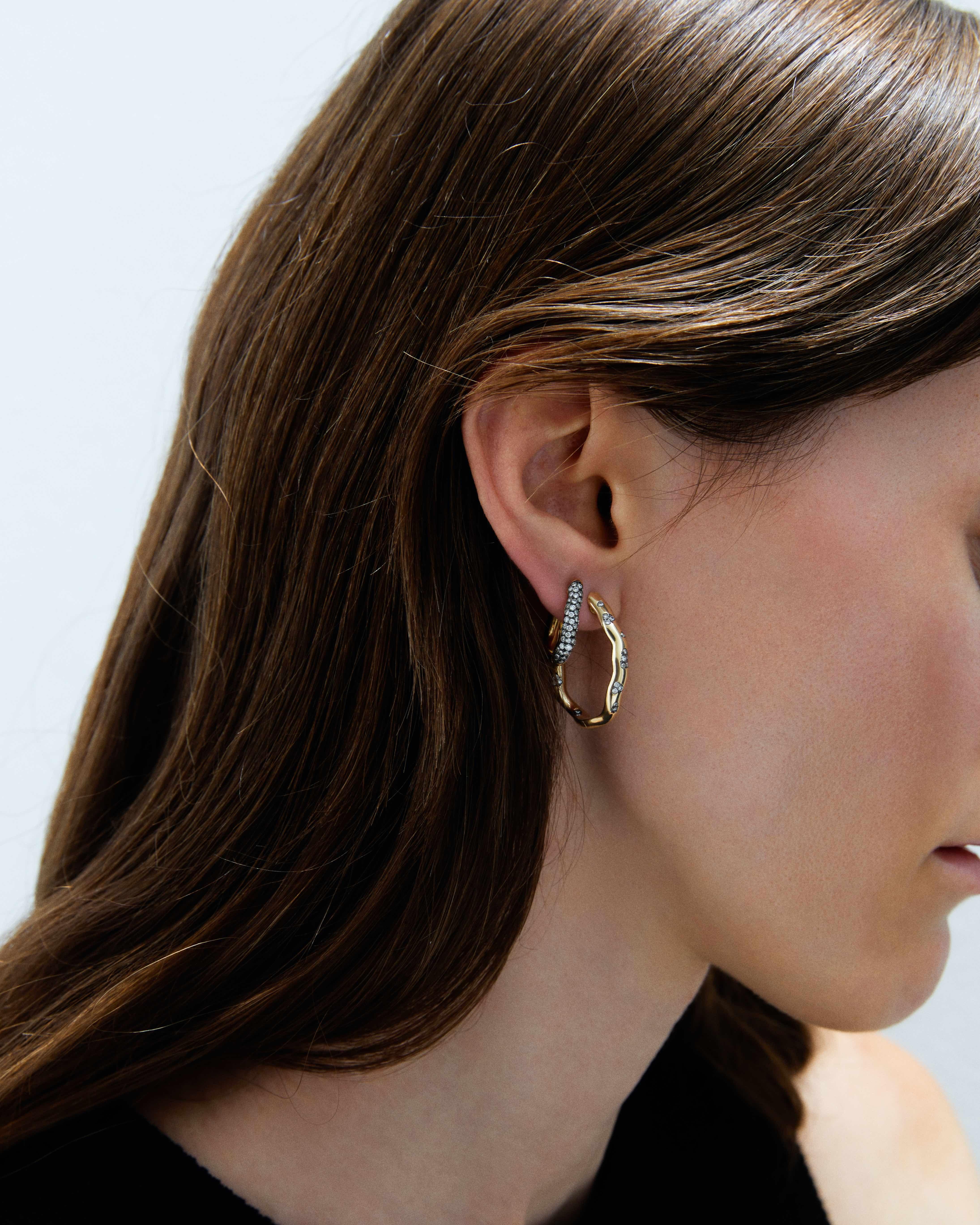 Ces boucles d'oreilles en forme d'Amorphe sont parfaites pour un style quotidien. 