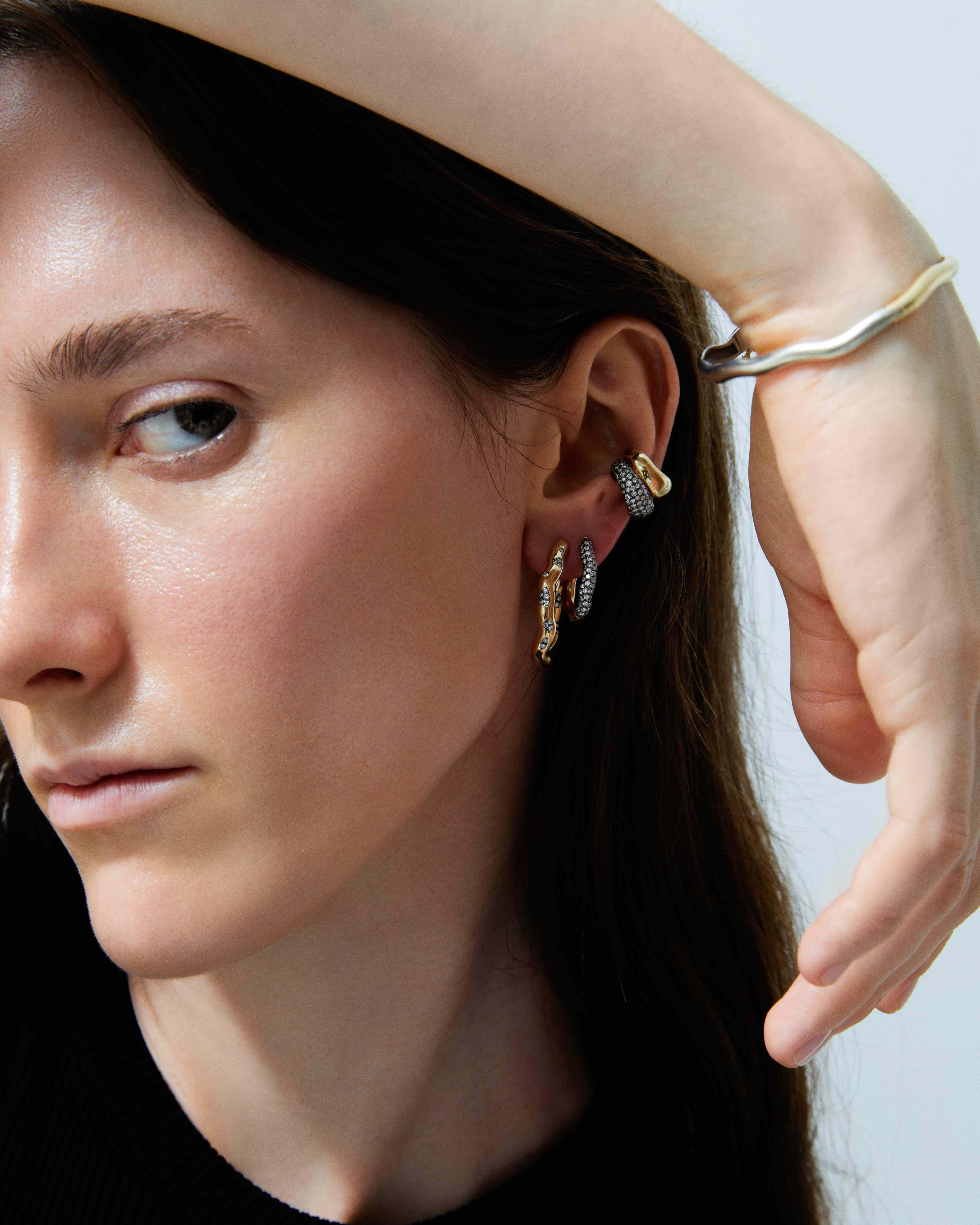 Moderne Paire de boucles d'oreilles Amorph en or 14 carats avec diamants partiels de 0,33 carat en vente