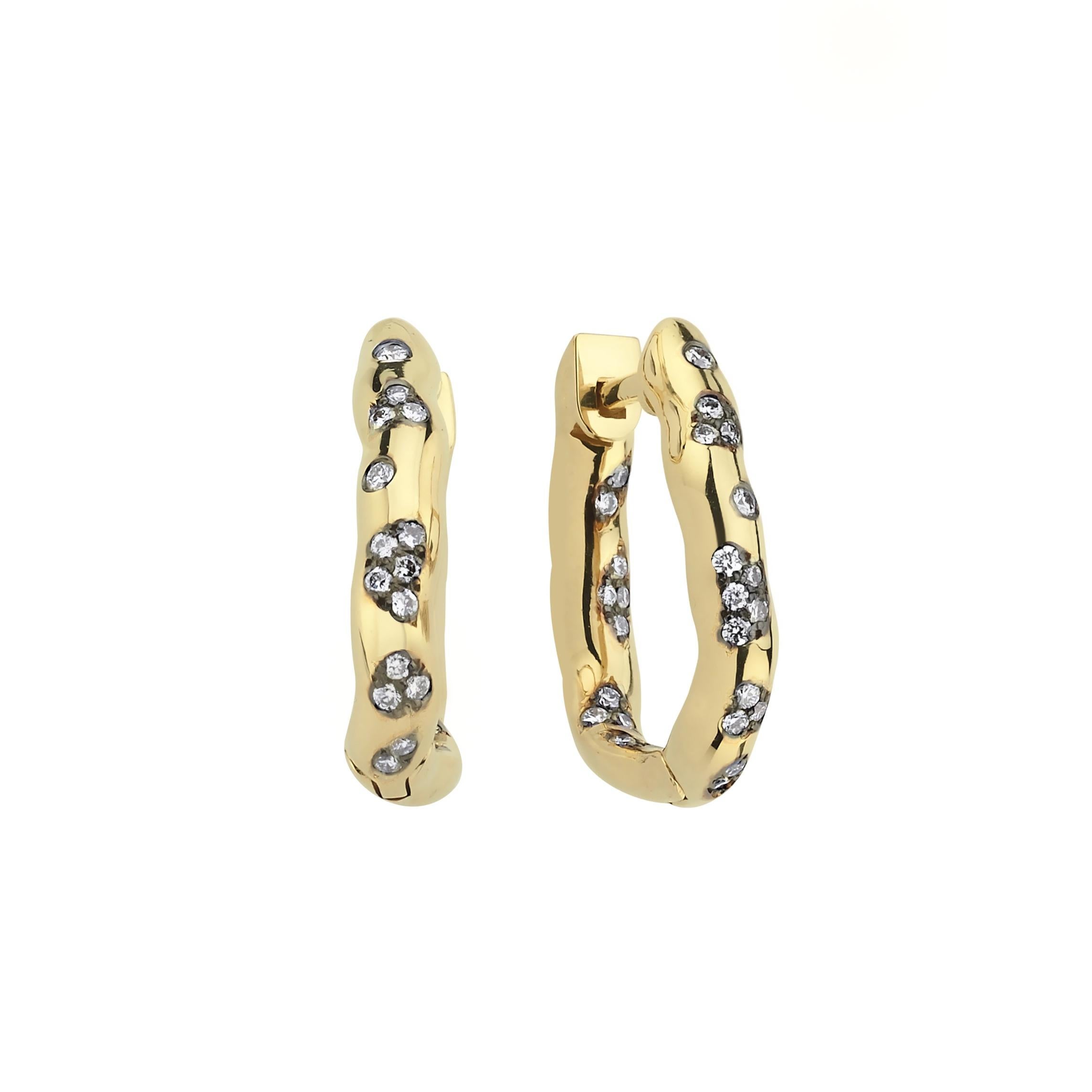 Taglio brillante Orecchini a cerchio piccoli Amorph in oro 14k con diamanti parziali da 0,15 ct (singoli) in vendita