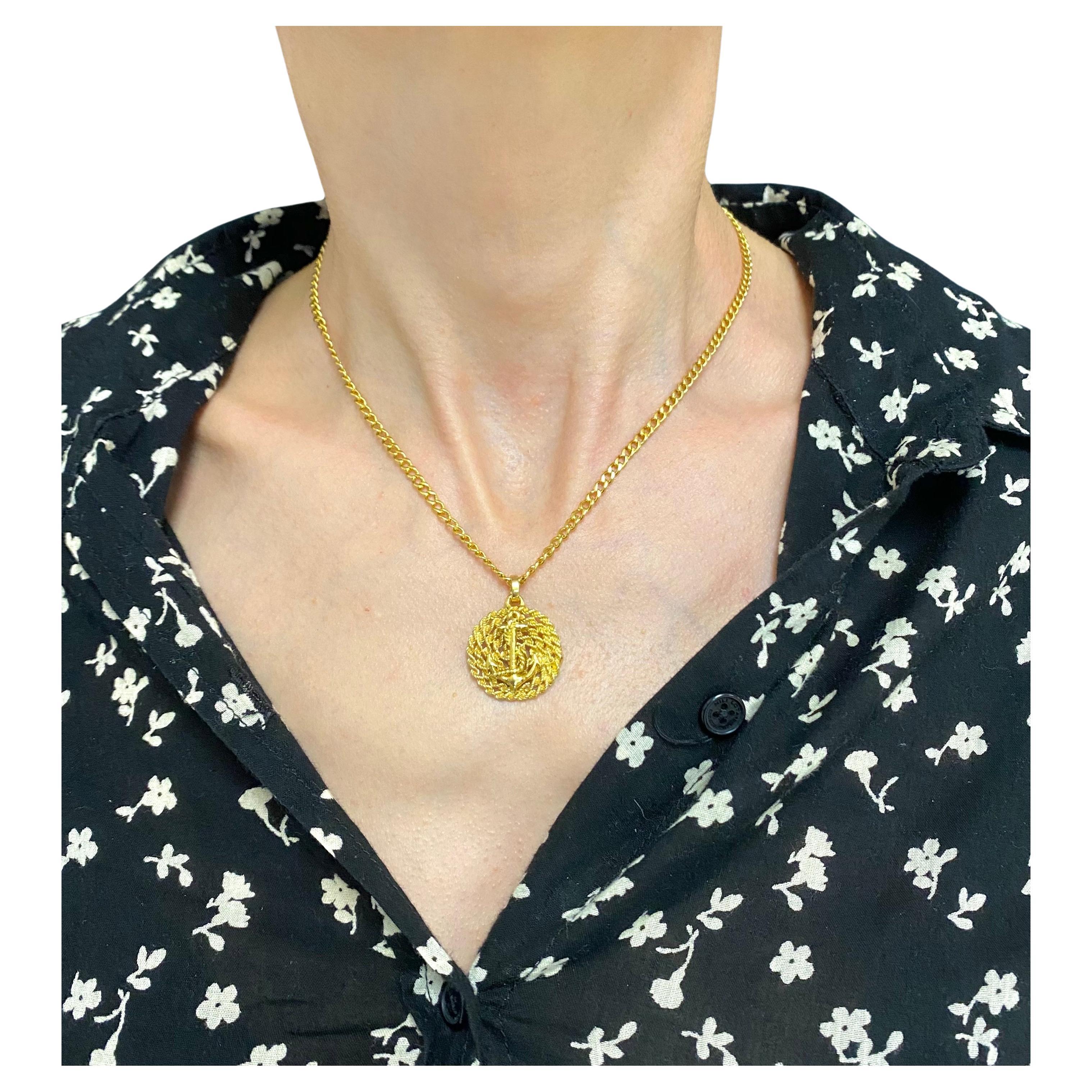 Collier en chaîne en or 14k avec un pendentif en forme d'ancre à motif de corde.
Dans la conception du bijou, les ancres symbolisent la stabilité et l'espoir. On pense que le fait de porter
Les bijoux d'ancrage nous permettent de garder les pieds