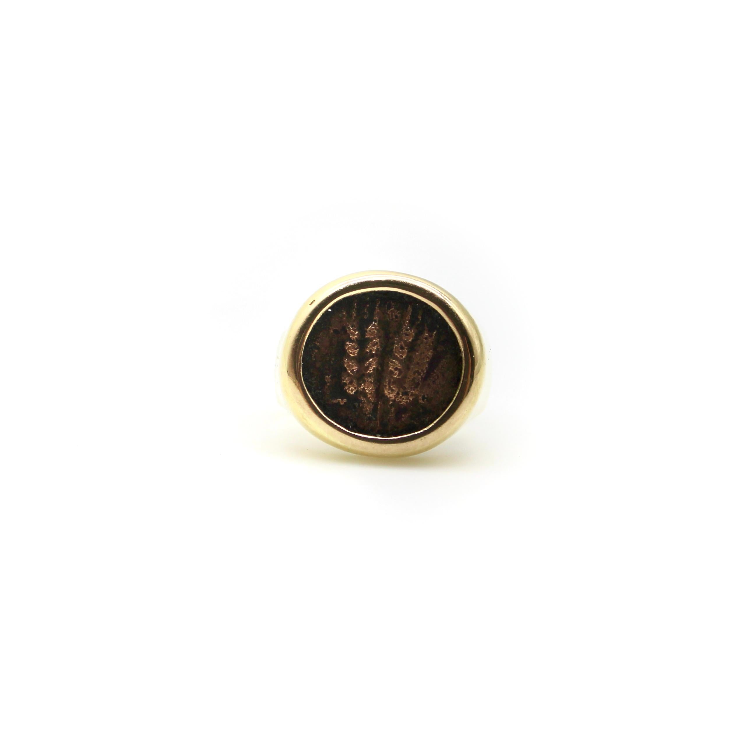 Dieser Ring aus 14 Karat Gold zeigt eine antike Münze, die 42 n. Chr. in Jerusalem geprägt wurde.  Die Münze wurde während der Herrschaft von Herodes Agrippa I. - dem Enkel von Harod dem Großen - geprägt, der über das gesamte Land Israel und