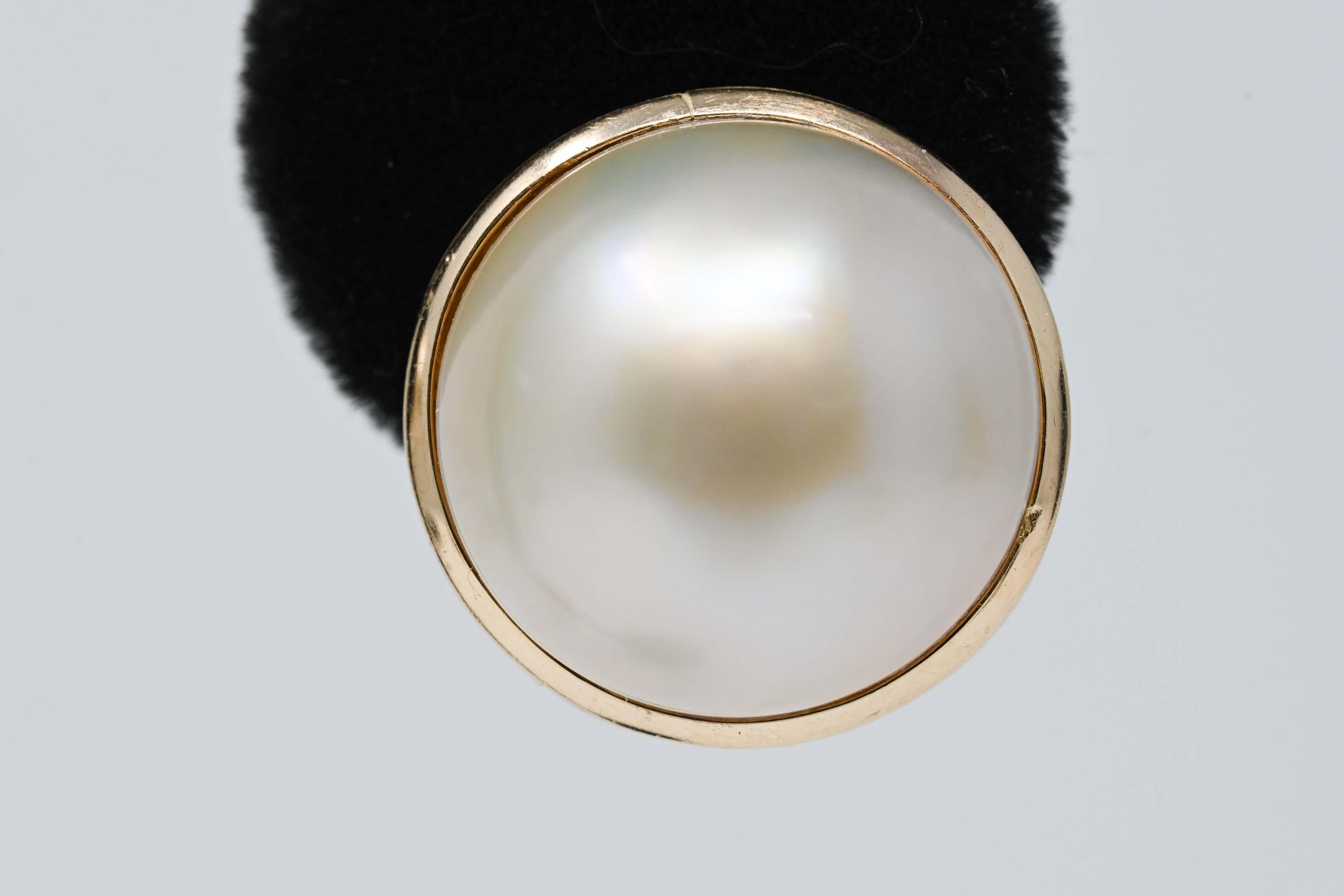 Boucles d'oreilles en or jaune 14k et perles Mabee rondes de 17mm avec clip oméga. Estampillé au dos 14k, fabricant Lou Goldberg. Il pèse 10 grammes.
