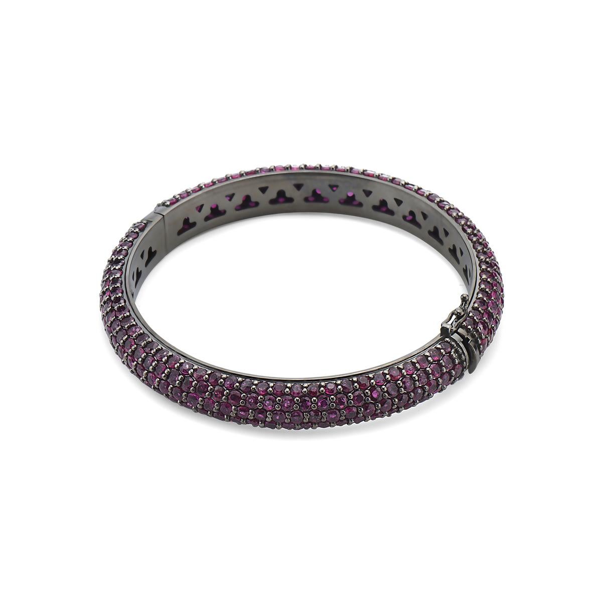 Moderno Bracciale con rubino in oro 14 carati e rodio nero in vendita