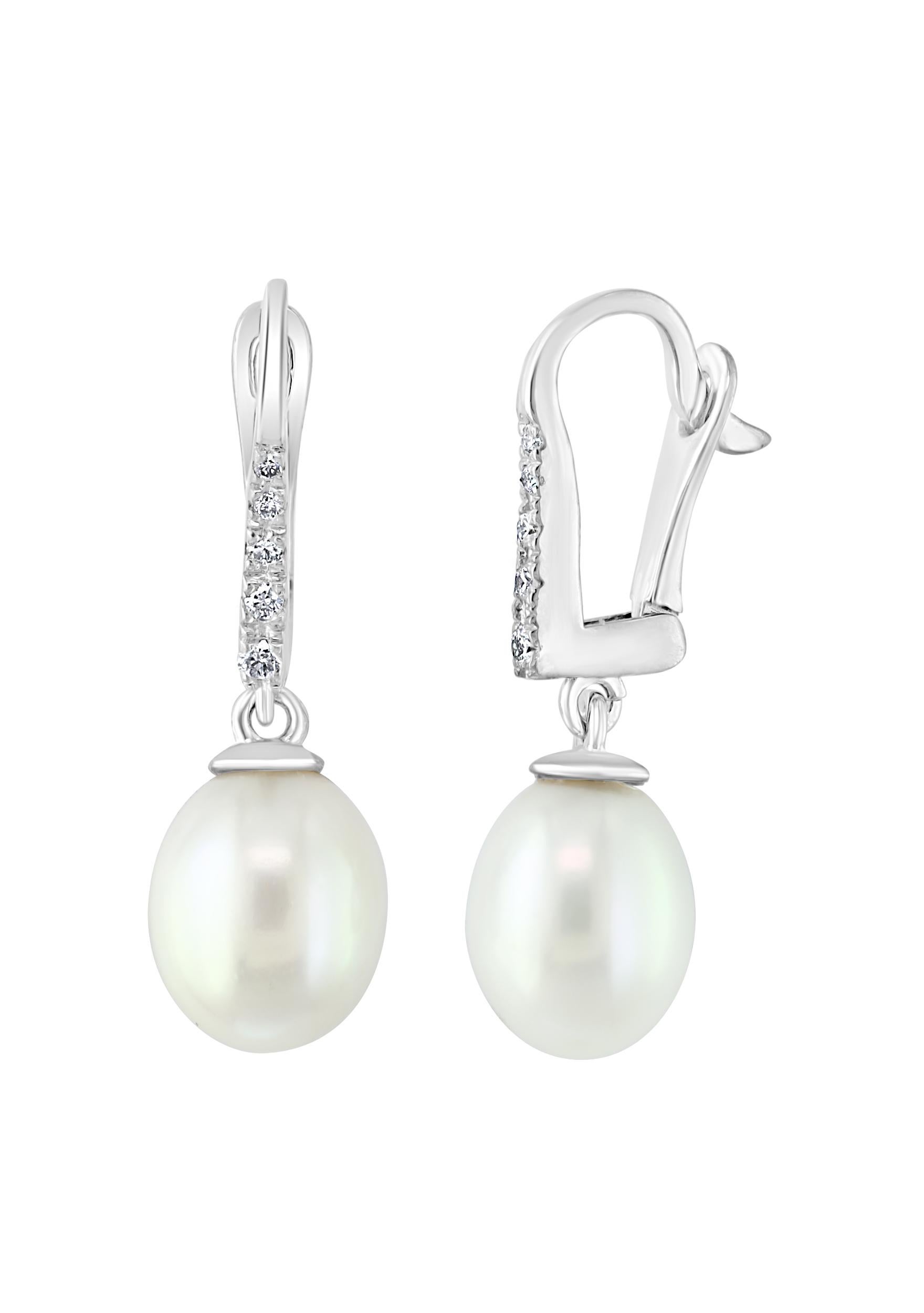 Estas perlas chinas cultivadas de agua dulce en gota de 7,5-8 mm cuelgan bajo un pendiente de palanca de oro blanco de 14 quilates y diamantes. Hay 0,085 quilates totales de diamantes.
EXQUISITELMENTE ELEGANTE - Novedad en nuestra colección 1stdibs,