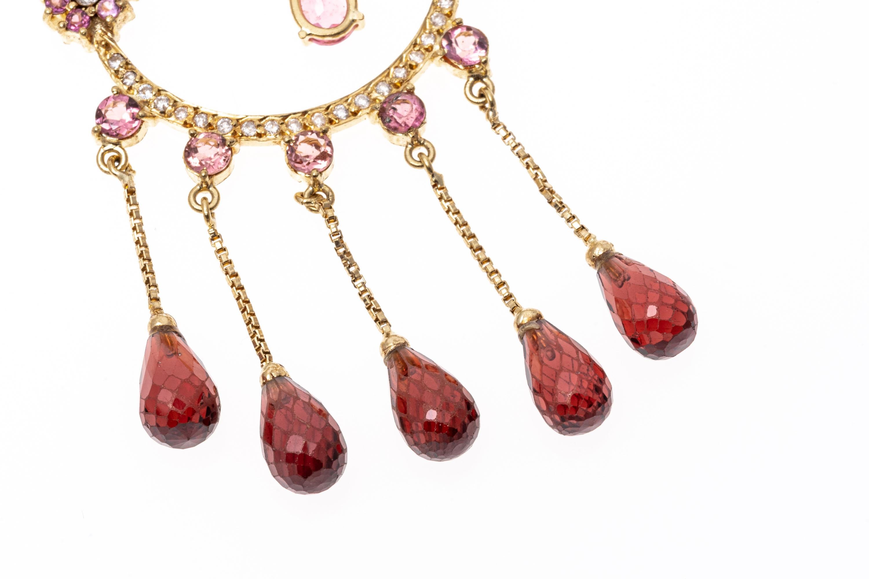 Auffallende 14K Gold, rosa Turmalin, Diamant und Granat Kronleuchter Ohrringe.
Ein wirklich einzigartiges Paar Kronleuchter-Ohrringe, das mit Sicherheit ein auffälliges Statement abgibt. Diese Ohrringe sind aus 14-karätigem Gelbgold gefertigt und
