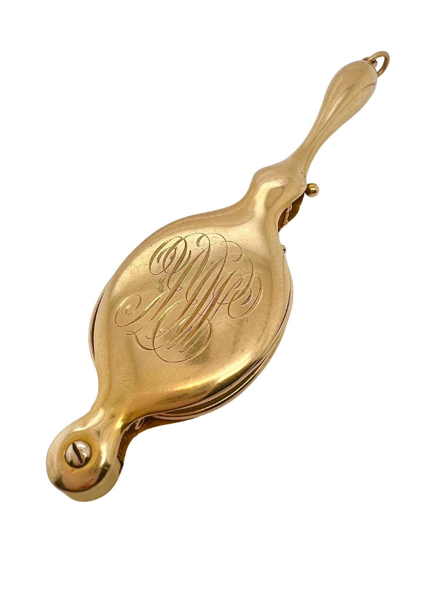 14k Gold und Diamant Lorgnette 

Einzelheiten:
14 kt., ein ovaler Cabochon-Saphir, kleine Diamanten im Einzelschliff aus alten Minen, mit persönlicher Widmung
Monogram und Punzierungen, mit passender Schachtel.
Länge: 11.5 cm
Gewicht (ohne Box):