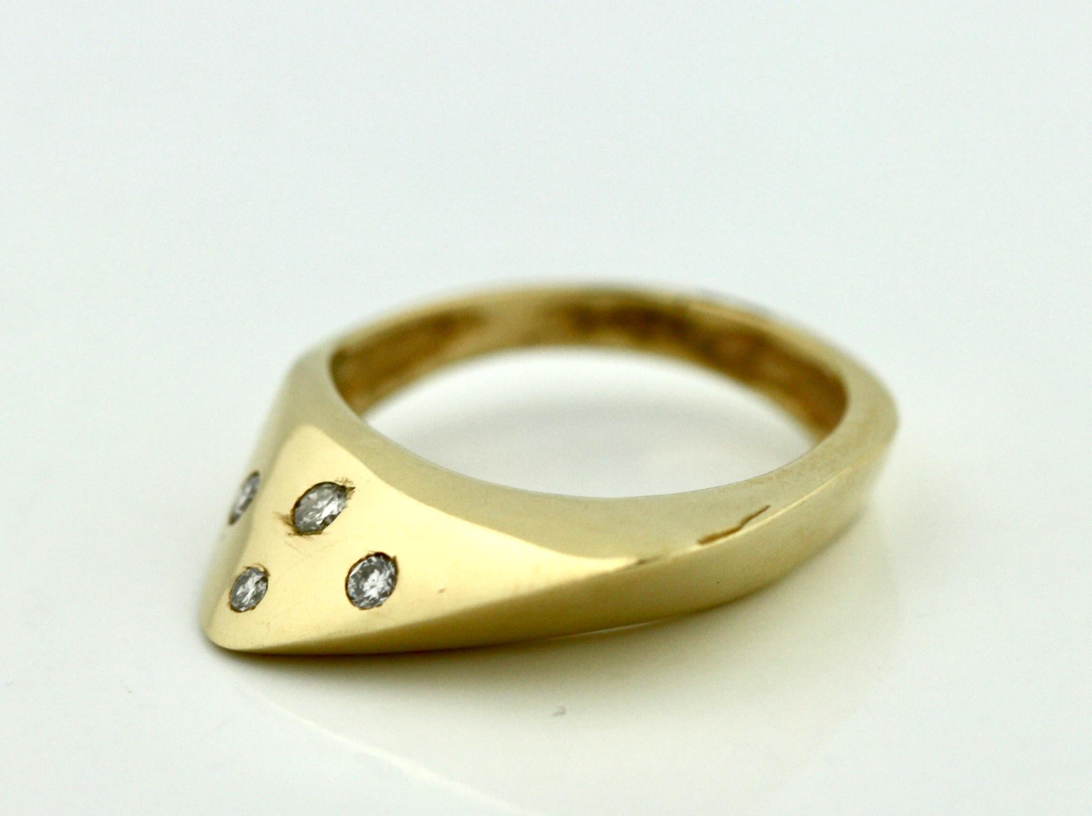 Round Cut 14K Gold and Diamond Ring For Sale