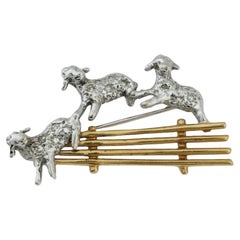 Spilla con figura di pecora saltellante in oro 14K e diamanti