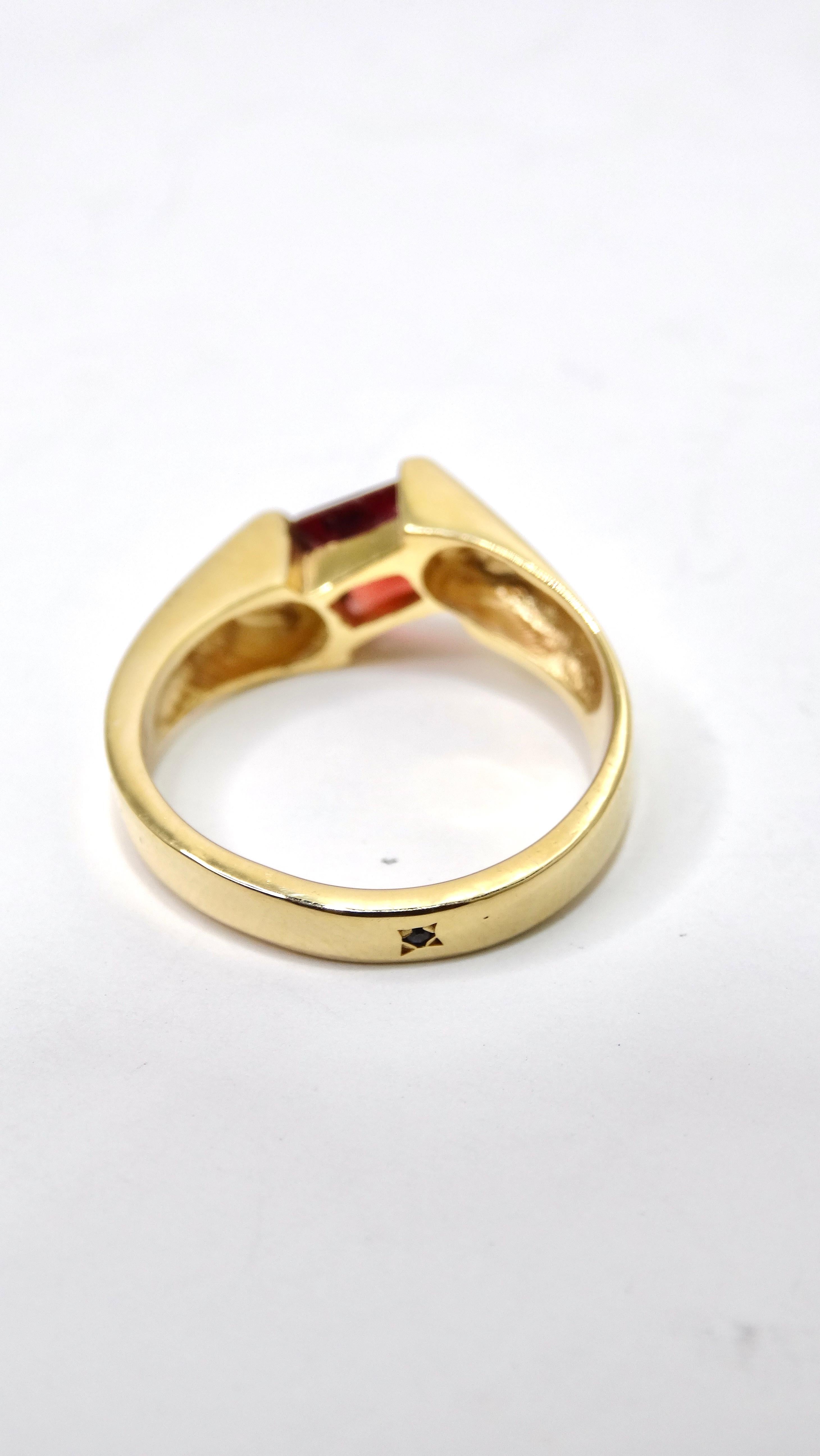 Geometrischer Ring aus 14 Karat Gold und Granat für Damen oder Herren im Angebot