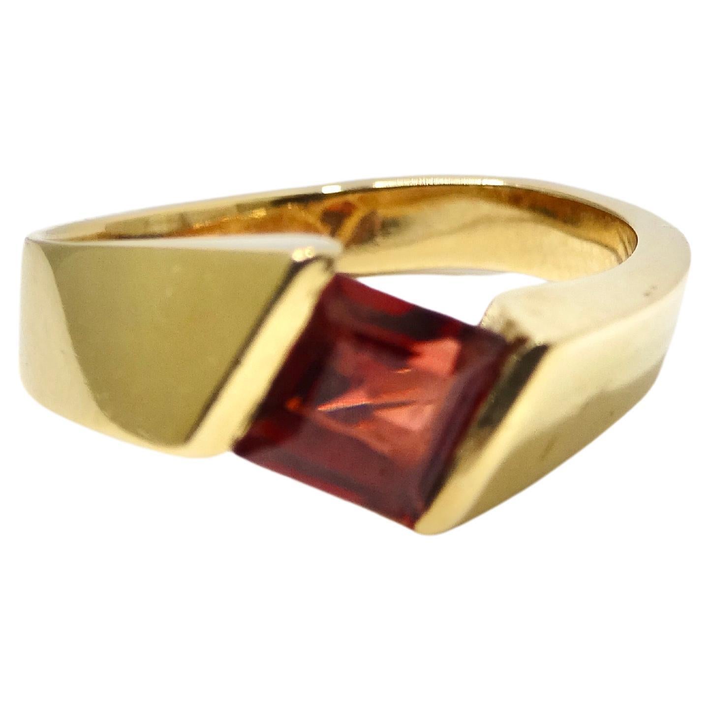 Geometrischer Ring aus 14 Karat Gold und Granat im Angebot