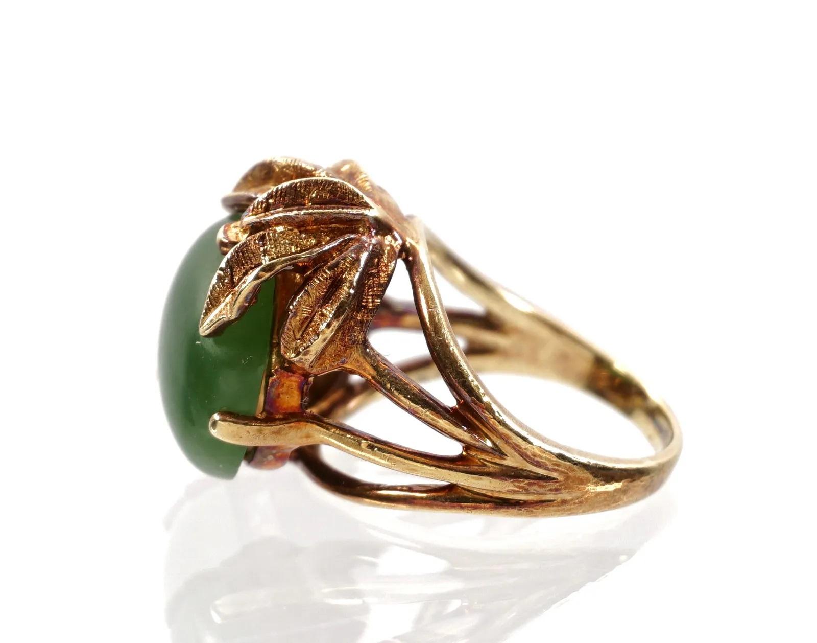 14k Gold and Jade Cabochon Floriform Ring In Good Condition For Sale In Bradenton, FL