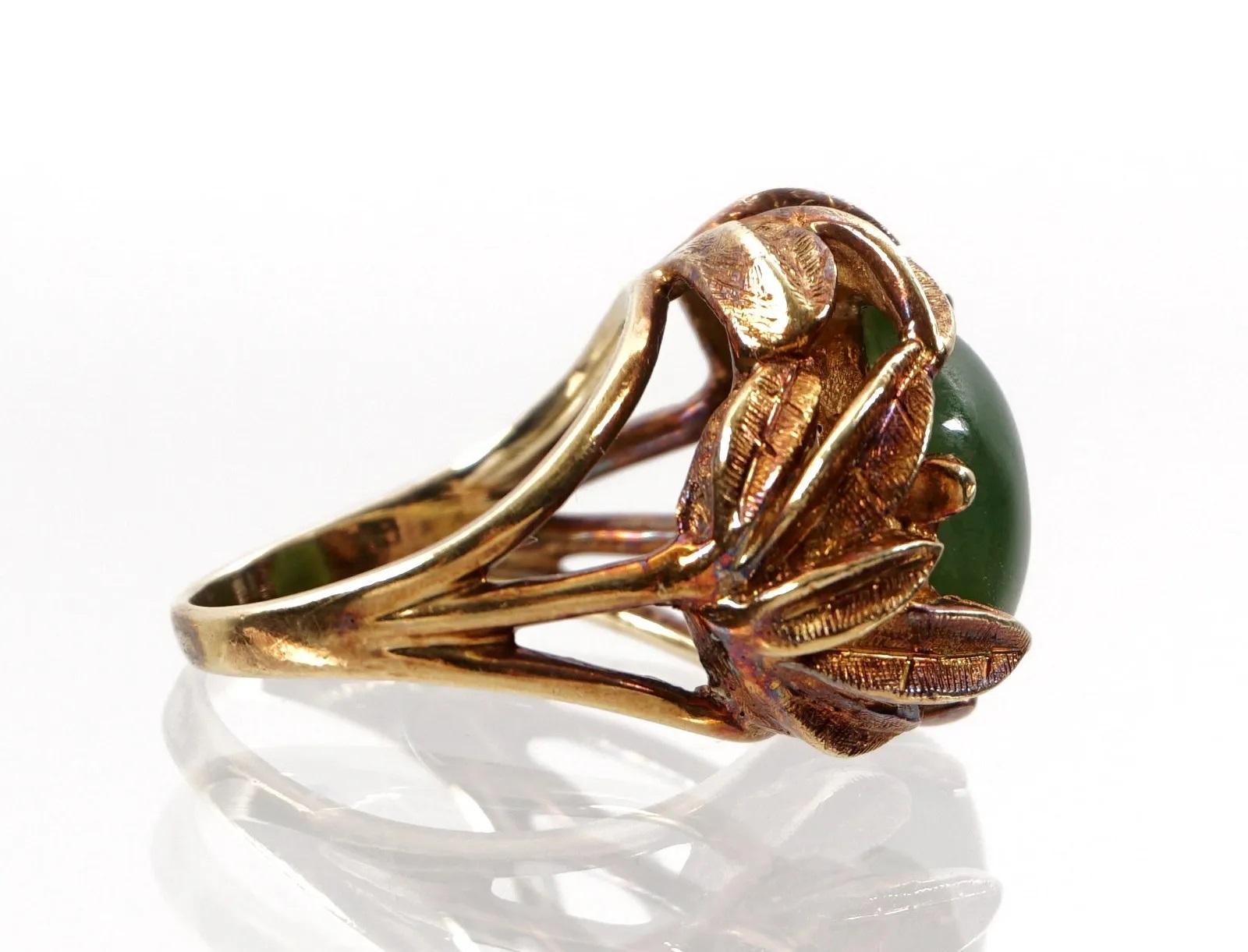 14k Gold and Jade Cabochon Floriform Ring For Sale 1