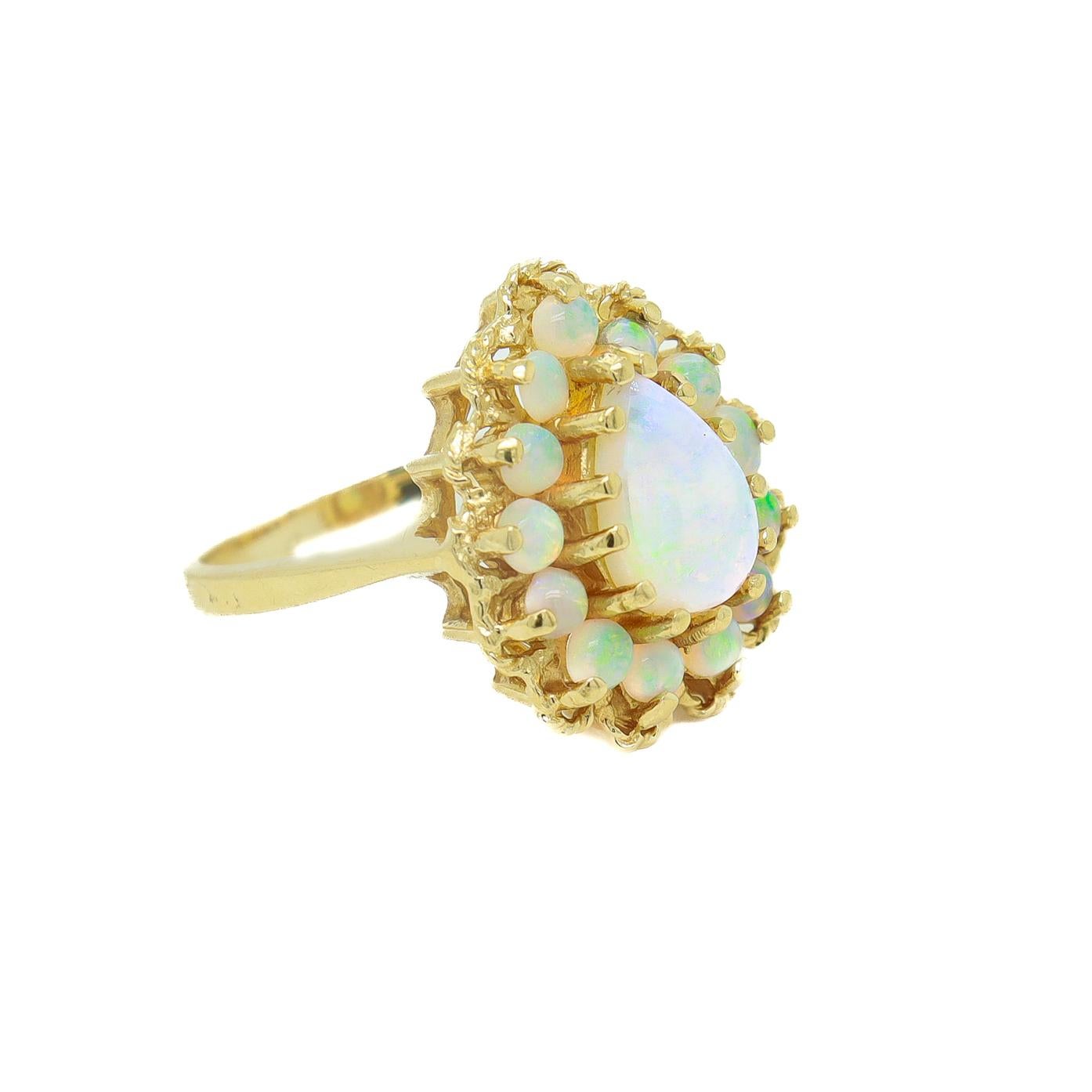 Anillo de Cóctel de Oro de 14k y Racimo de Ópalo en Bueno Estado en Philadelphia, PA
