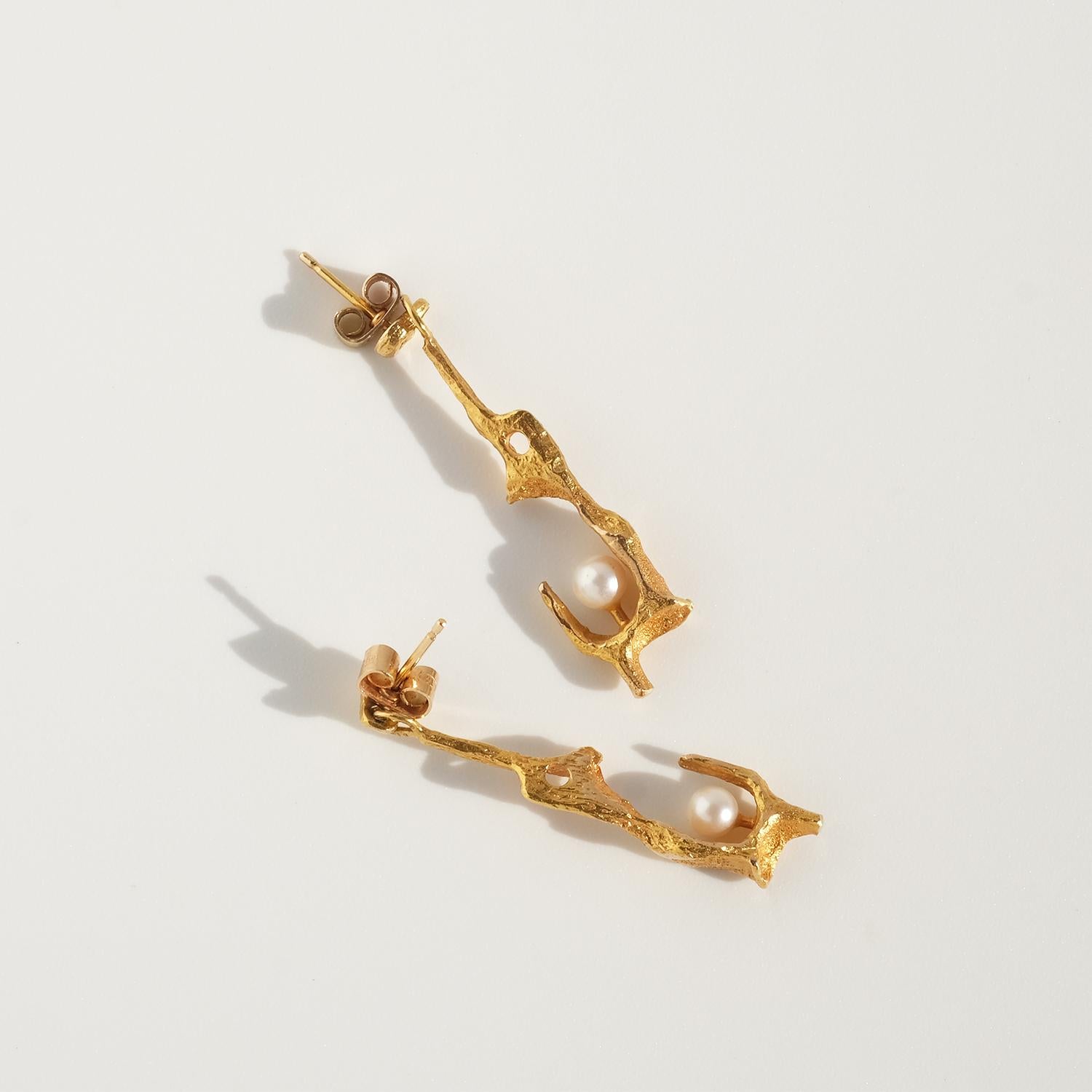 14K Gold and Pearl Earrings by Björn Weckström for Lapponia Made 1971 In Good Condition For Sale In Stockholm, SE