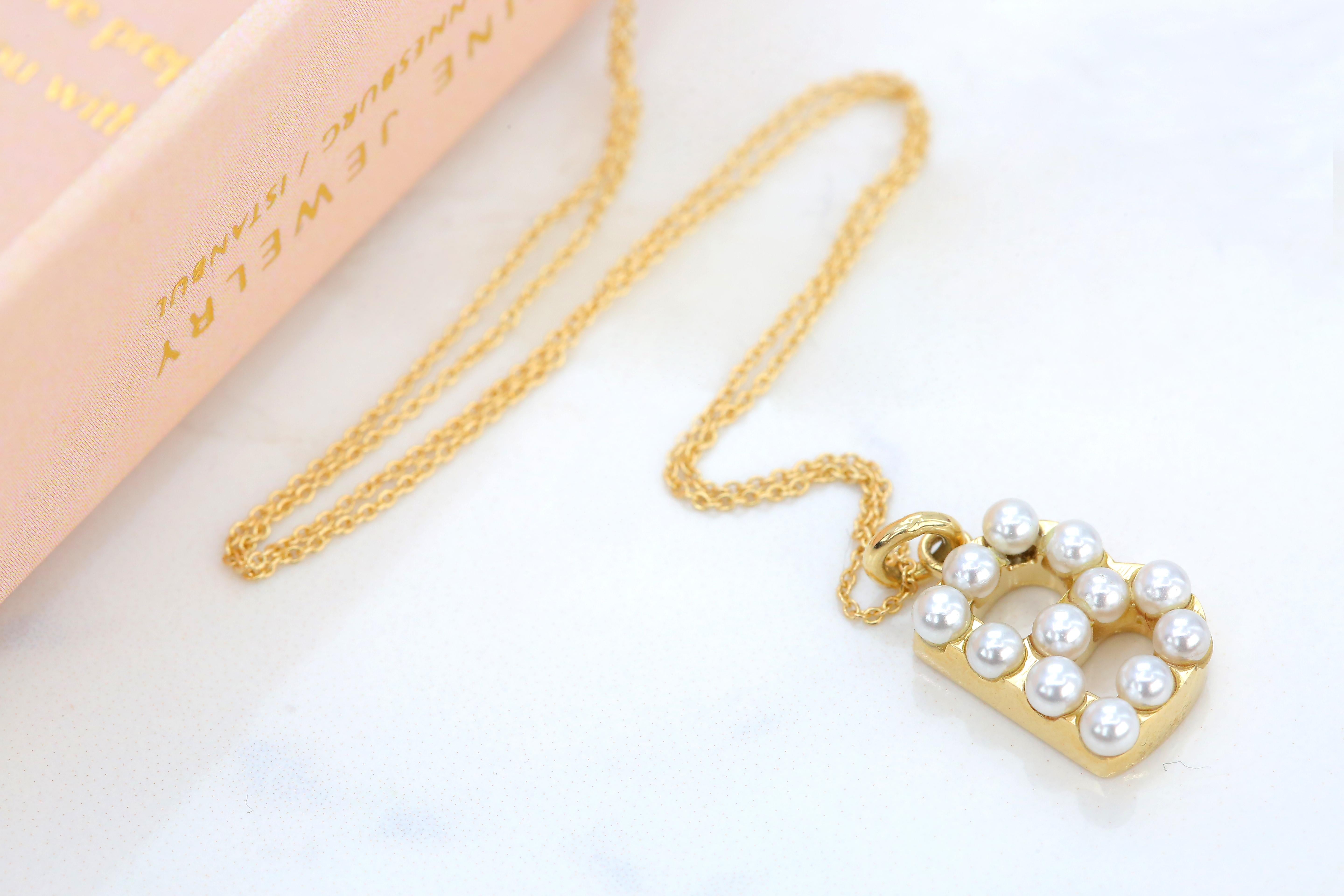 14K Gold- und Perlen-Halskette mit Initialen B (Moderne) im Angebot