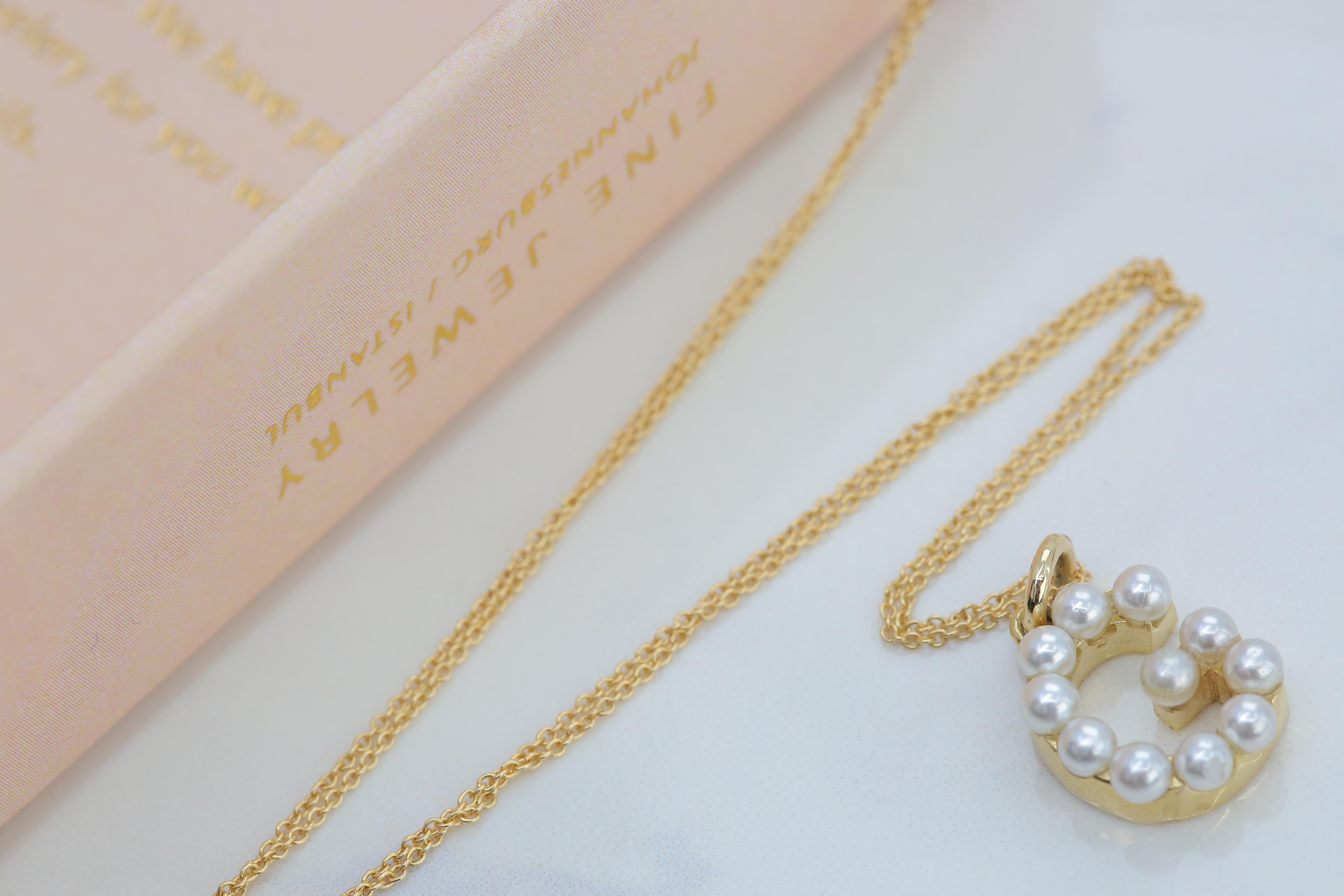 Moderne Collier en or 14 carats et perles avec lettres initiales G en vente