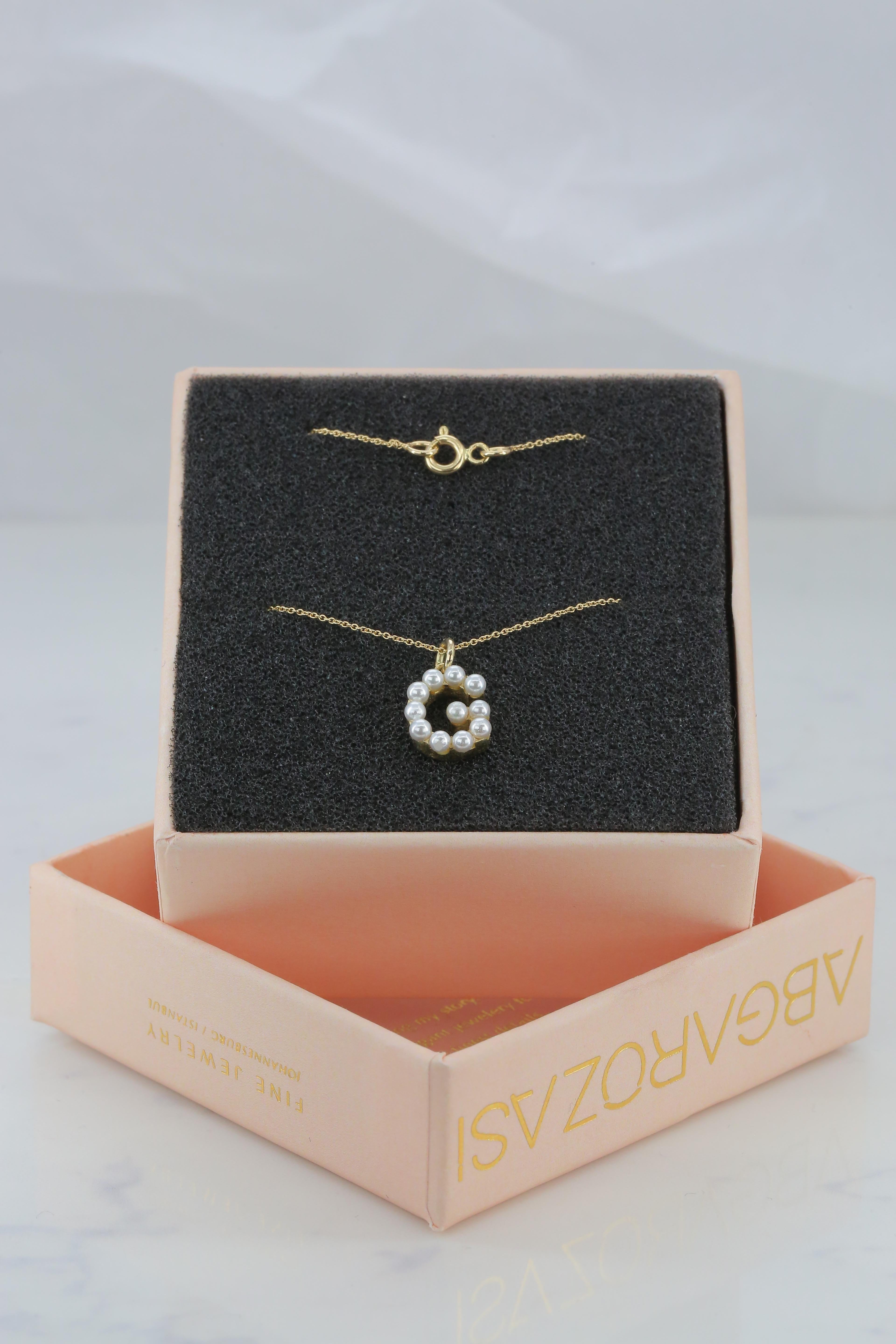 Taille ronde Collier en or 14 carats et perles avec lettres initiales G en vente