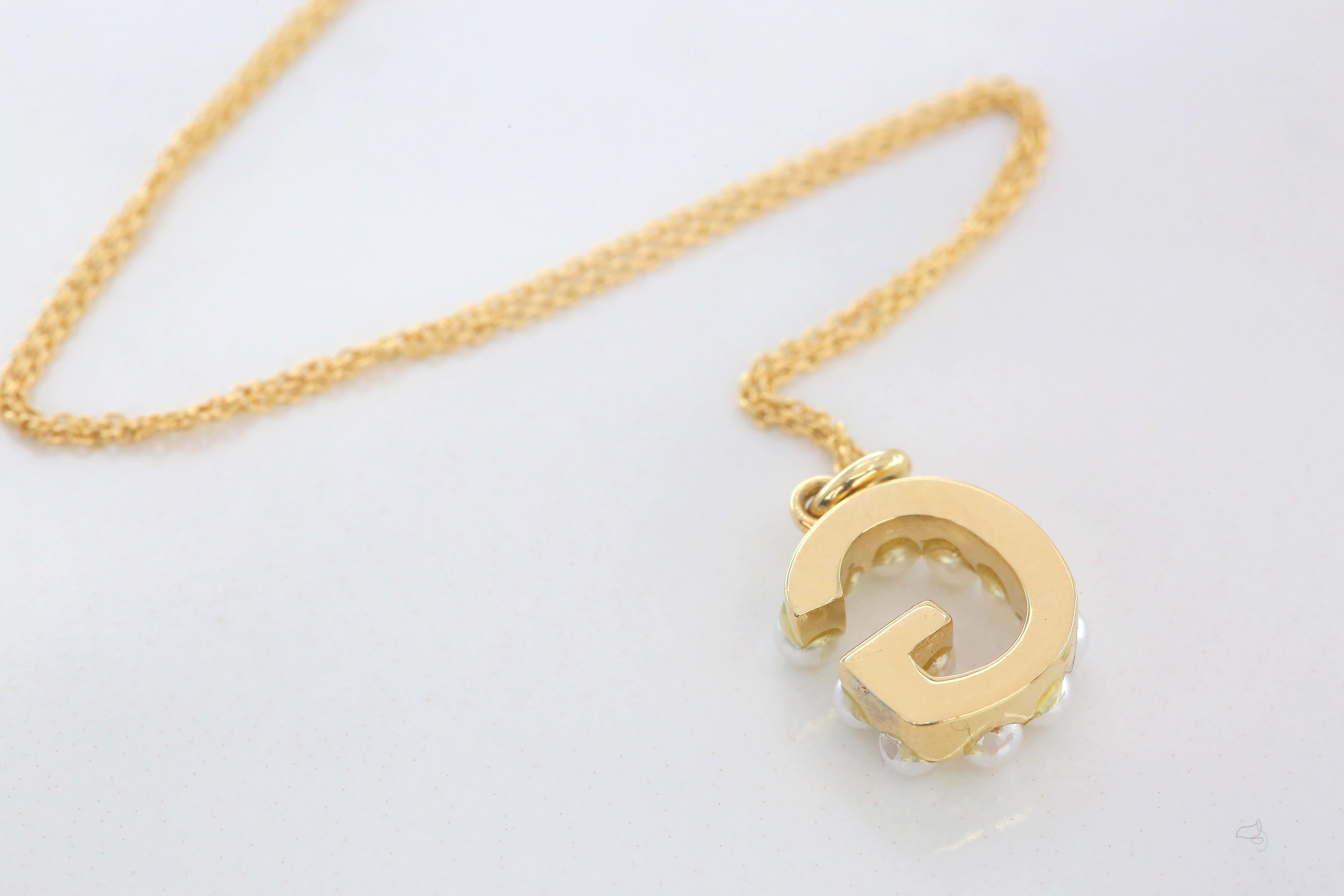Collier en or 14 carats et perles avec lettres initiales G en vente 2