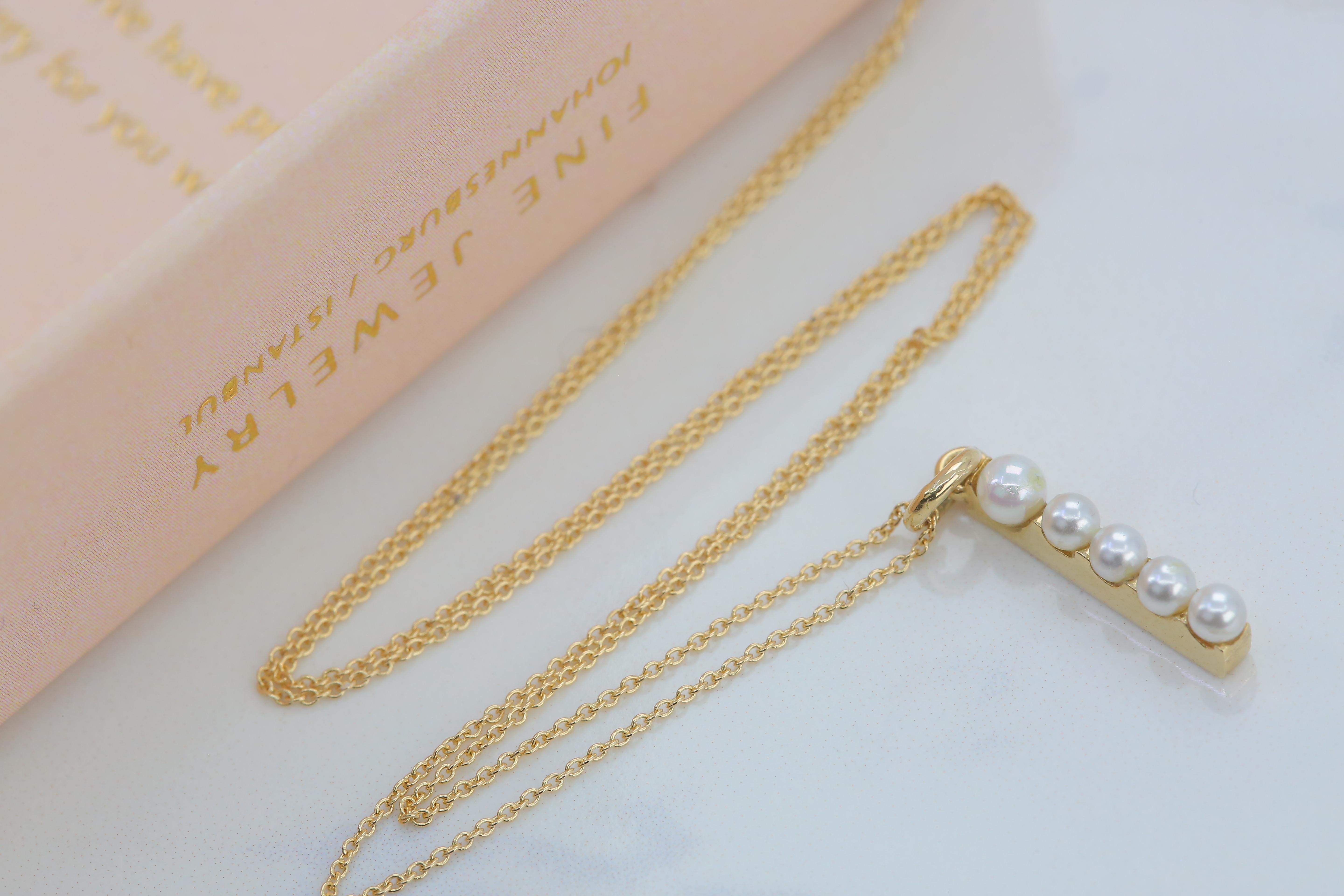 Moderne Collier « Initial Letter » en or 14 carats et perles en vente