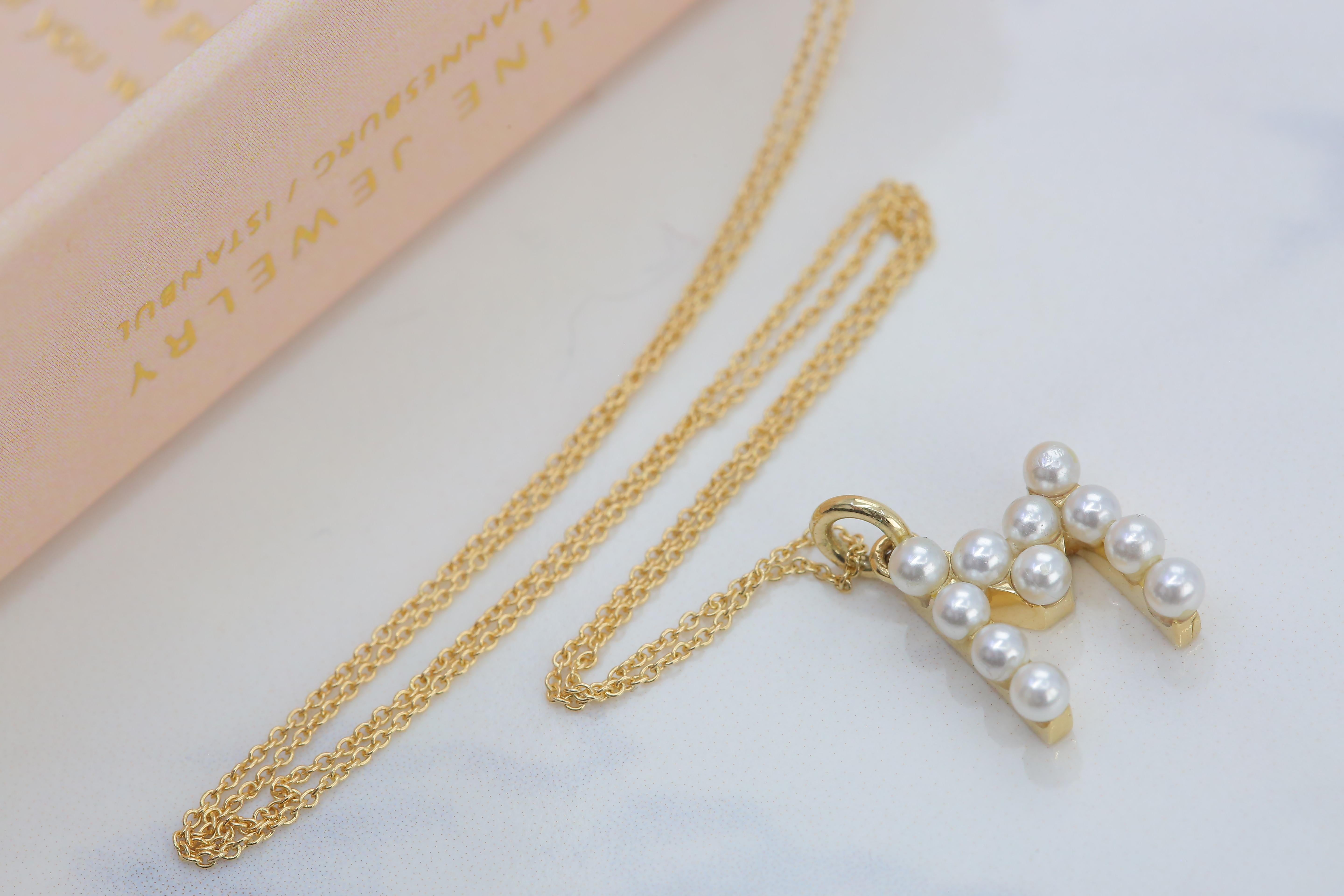 14K Gold und Perle Initial Buchstabe M Halskette Damen im Angebot
