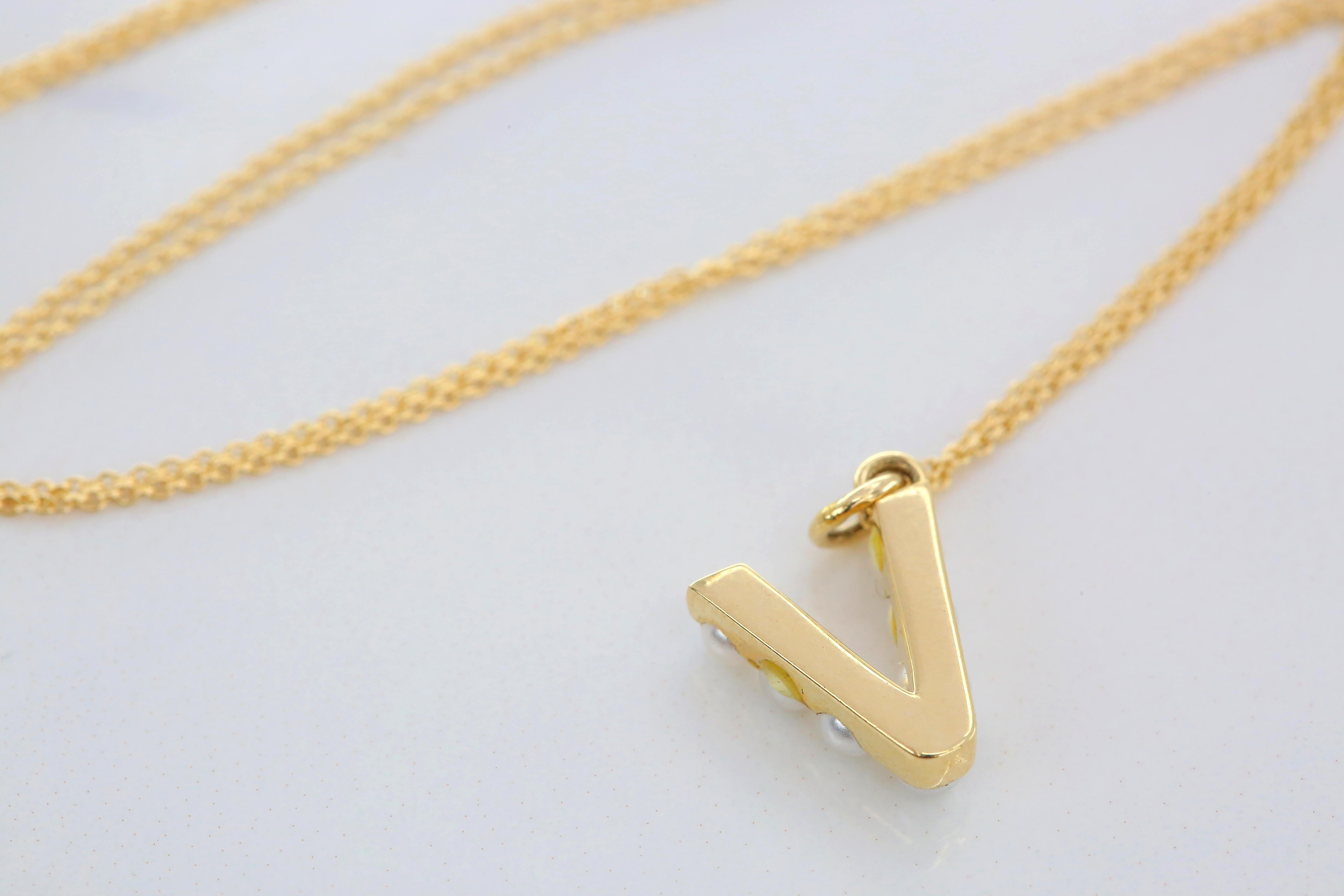 14K Gold and Pearl Initial Letter V Necklace In New Condition For Sale In ISTANBUL, TR