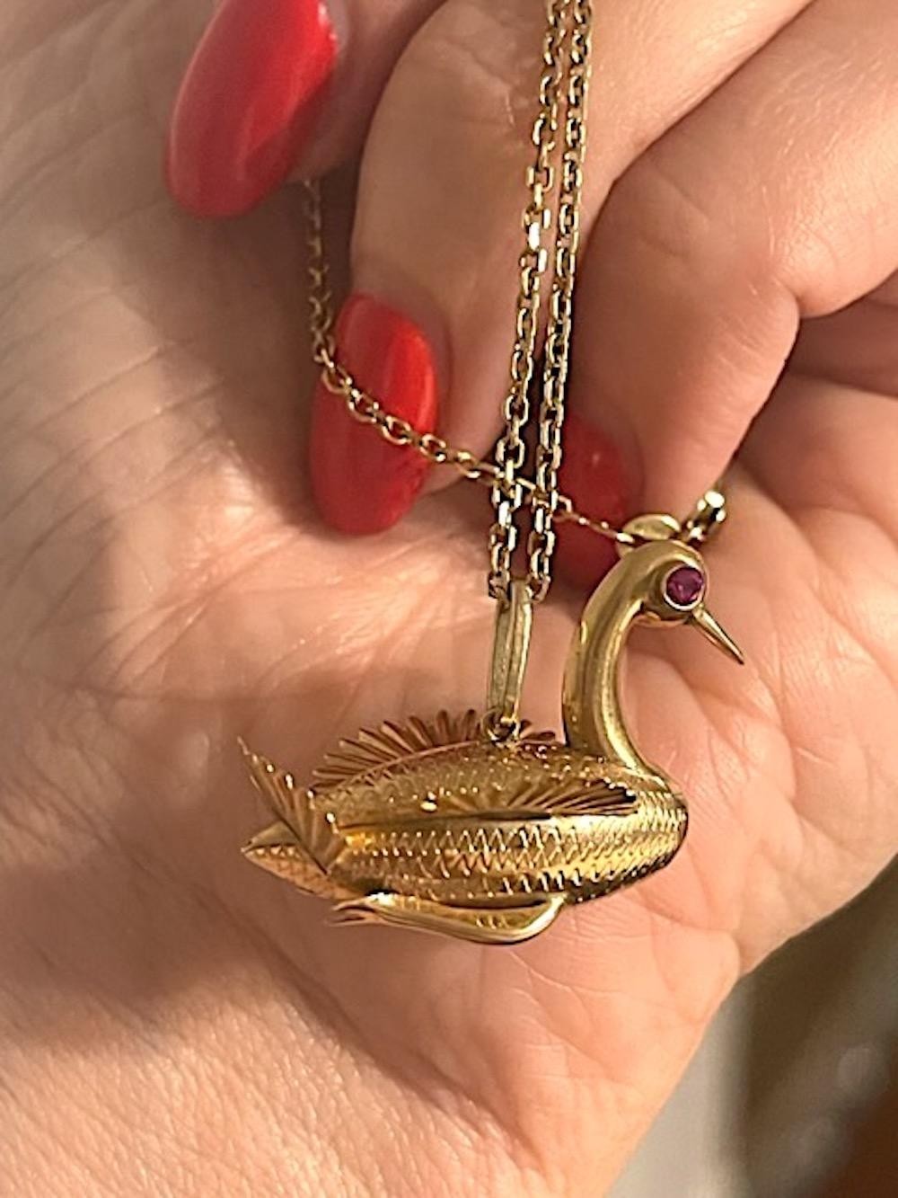 Questo ciondolo in oro con occhi di rubino cabochon rosso rosato raffigura uno stravagante cigno o uccello altamente dettagliato. In versione tridimensionale, il dolce, eccentrico e classico uccello è stato accuratamente disegnato fino alle piume e