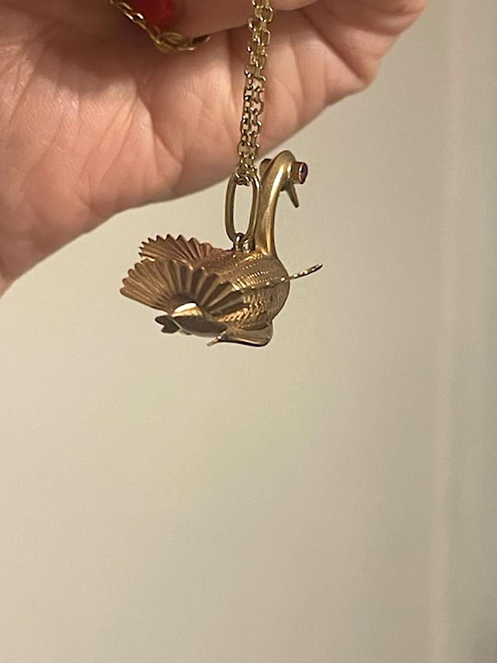 Charm in oro 14k e occhio di rubino altamente dettagliato con uccello cigno In condizioni ottime in vendita a New York, NY