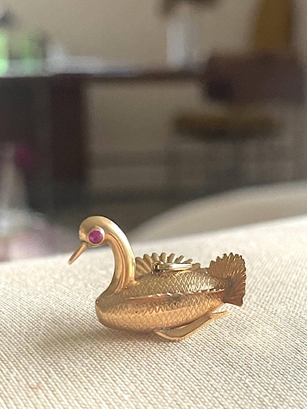 14k Gold and Ruby Eye Highly Detailed Swan Bird Charm In Excellent Condition For Sale In New York, NY