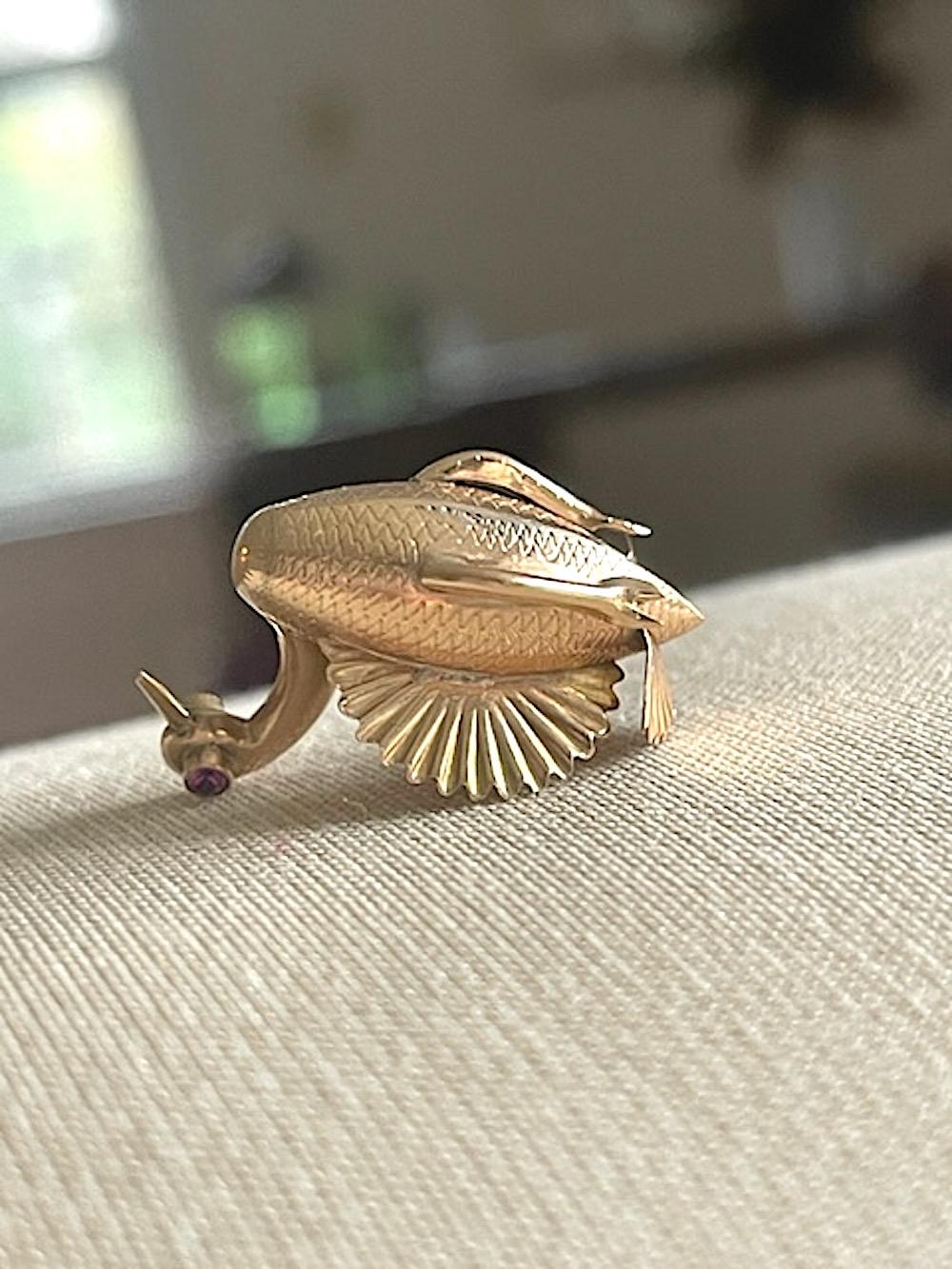 Charm in oro 14k e occhio di rubino altamente dettagliato con uccello cigno in vendita 1