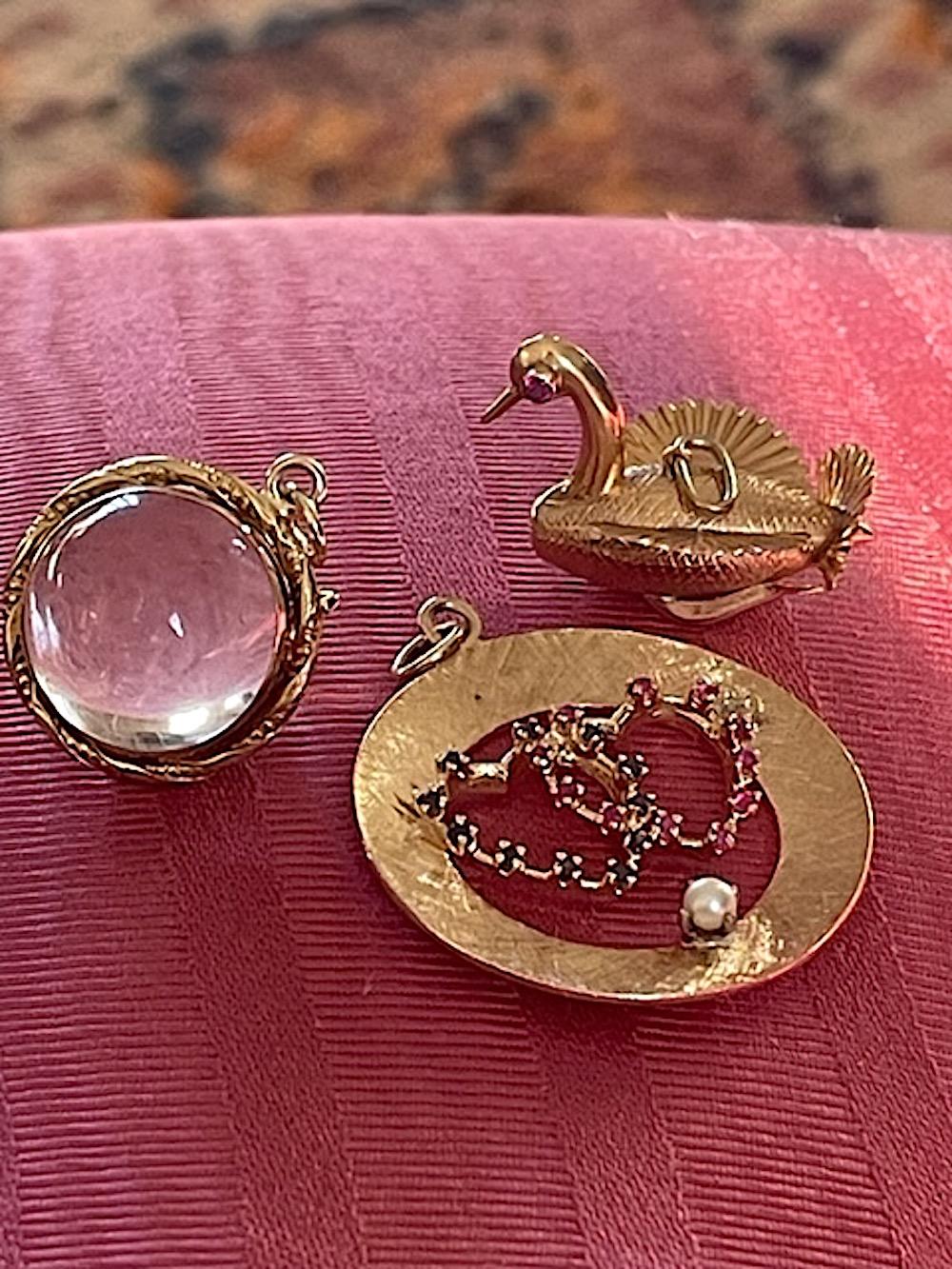 Charm in oro 14k e occhio di rubino altamente dettagliato con uccello cigno in vendita 2
