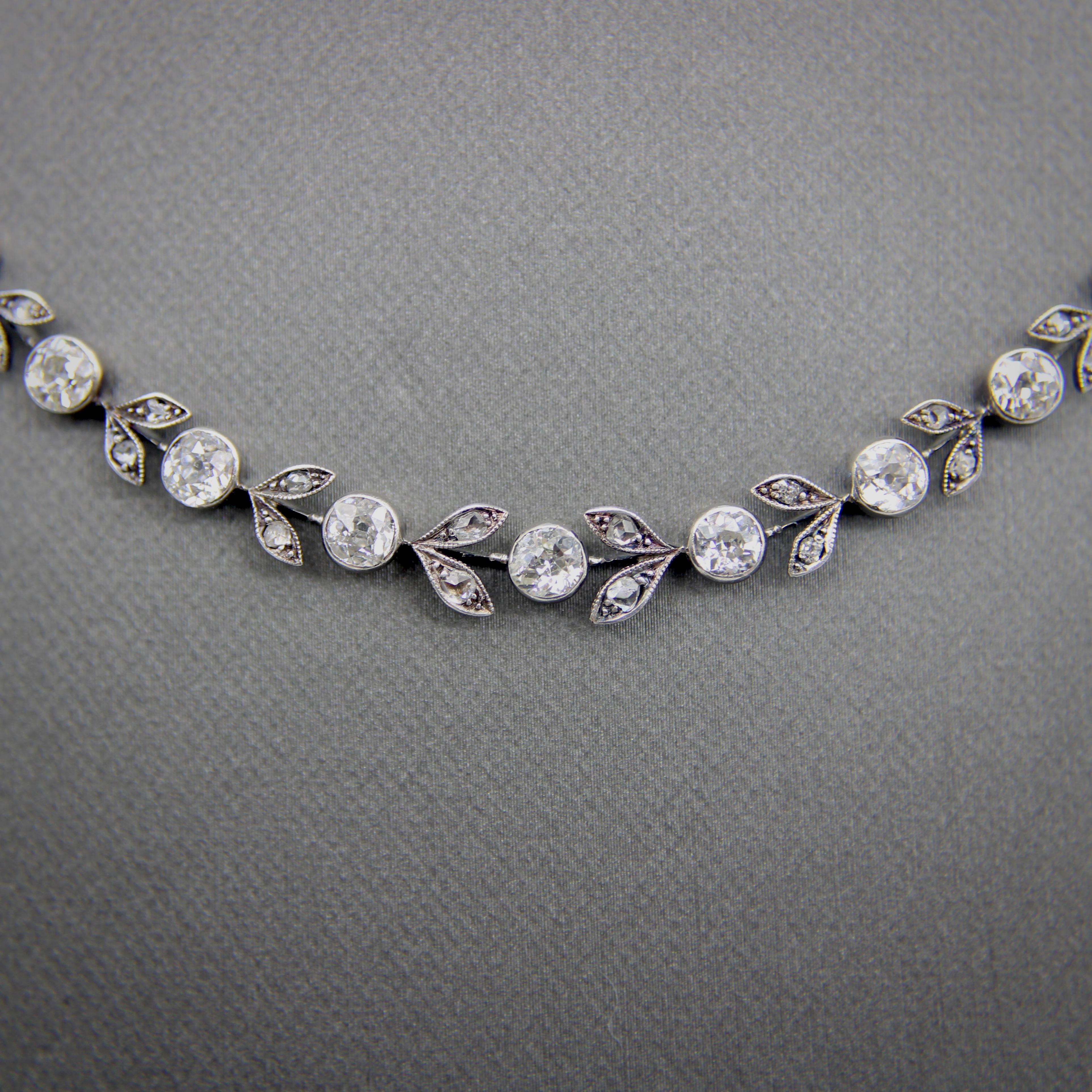 Diese Belle-Époque-Halskette aus 14 Karat Gold und Silber zeigt Diamanten im Old European Cut, Rose Cut und Single Cut in einem anmutigen Girlandenmotiv. In der Girlande wechseln sich runde, in die Lünette gefasste Diamanten und blattförmig gefasste