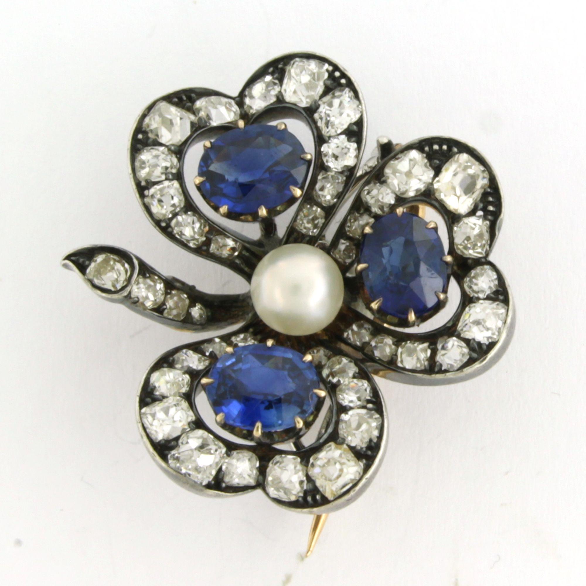 Spilla vittoriana in oro e argento 14k a forma di giglio, con perla, zaffiro e diamanti taglio vecchia miniera fino a 3,00 ct - G/H - SI

Descrizione dettagliata:

La spilla misura 2,7 cm di lunghezza e 2,7 cm di larghezza.

Peso: 8.4 grammi

Set