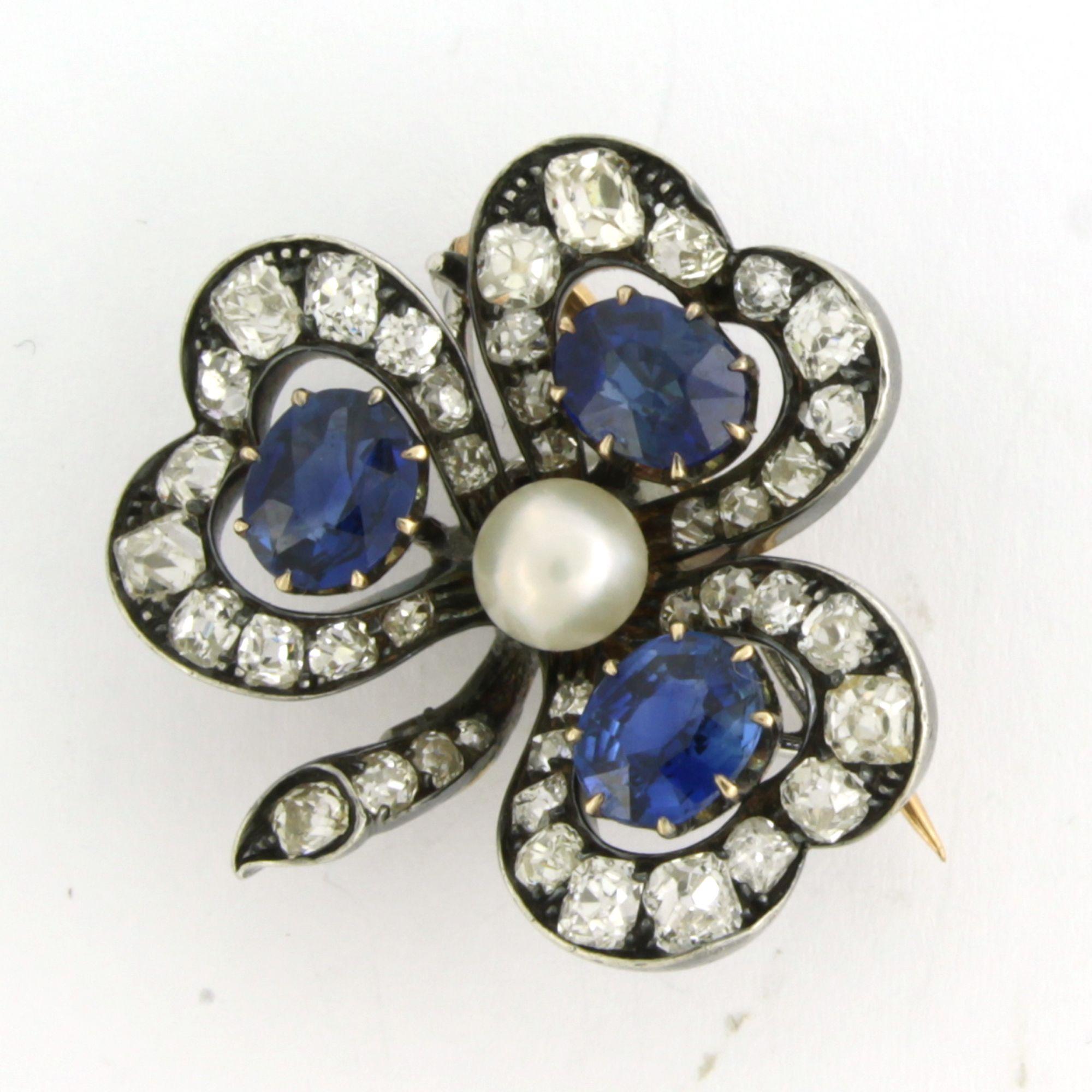 Spilla in oro e argento 14k a forma di giglio con perla, zaffiro e diamanti In condizioni ottime in vendita a The Hague, ZH