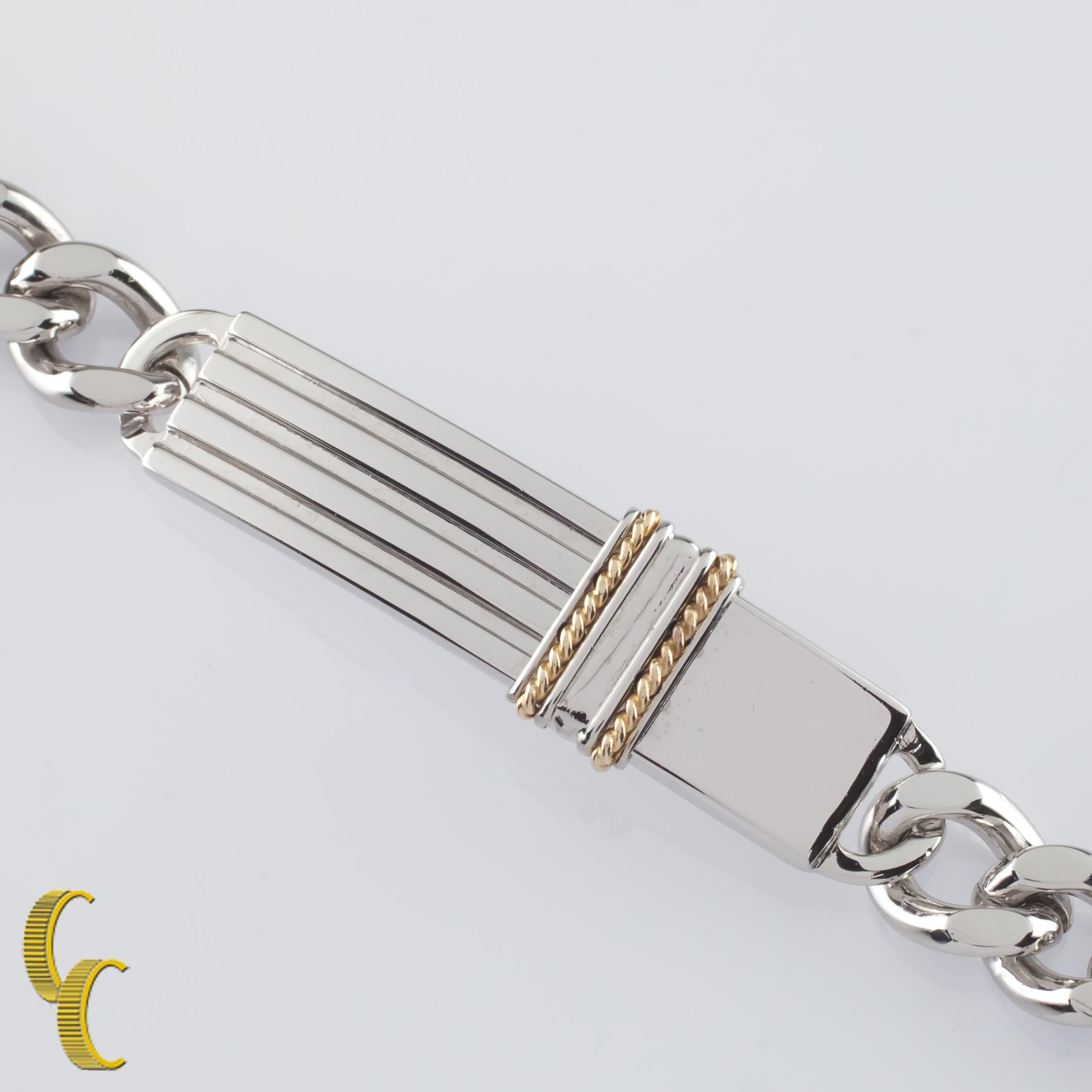 Magnifique bracelet d'identification en chaîne lourde.
Il présente des éléments de design linéaires et des détails de corde en or 14k.
Longueur : 8 pouces.
Largeur : 9 mm.
Plaque d'identité : 52 x 11 mm.
Métal : or jaune 14k, argent sterling