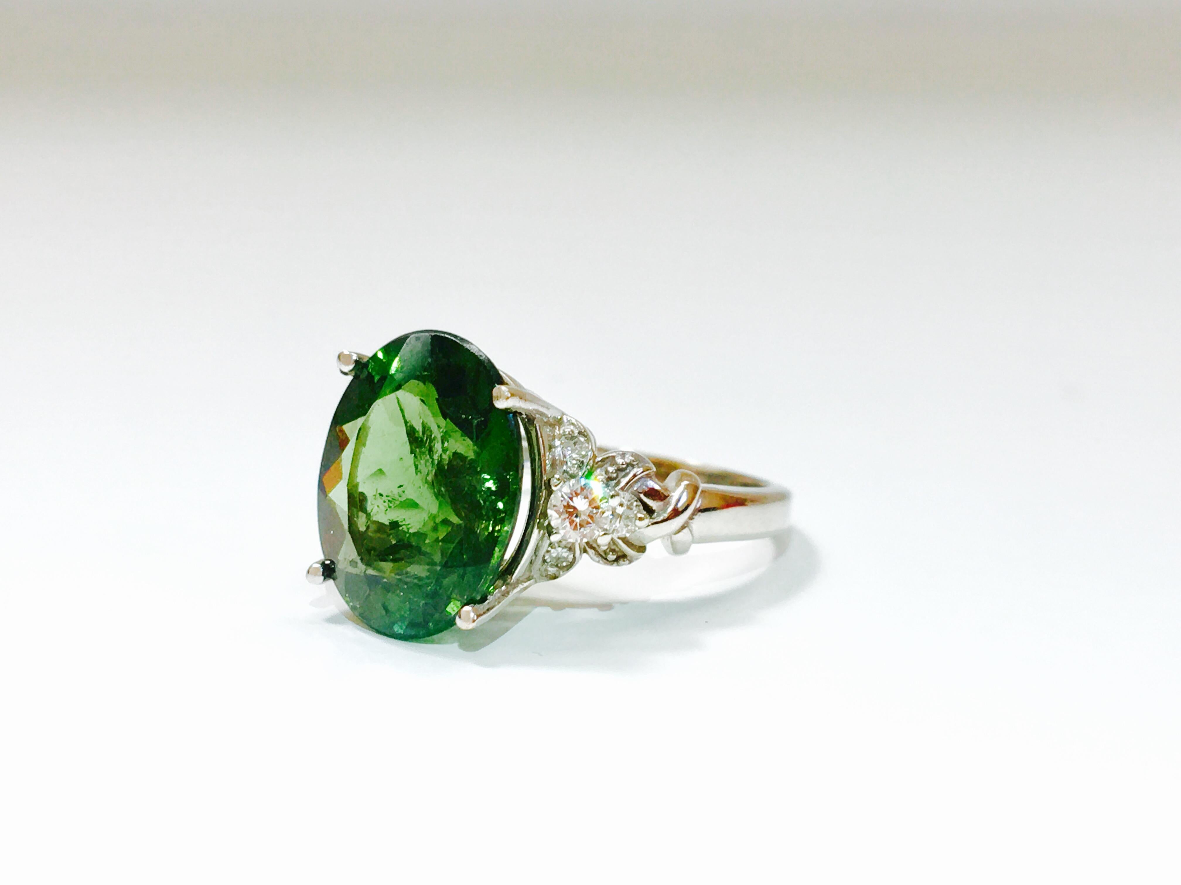 14K Gold, Andalusite & VS Diamond Ladies Ring In Excellent Condition For Sale In Miami, FL