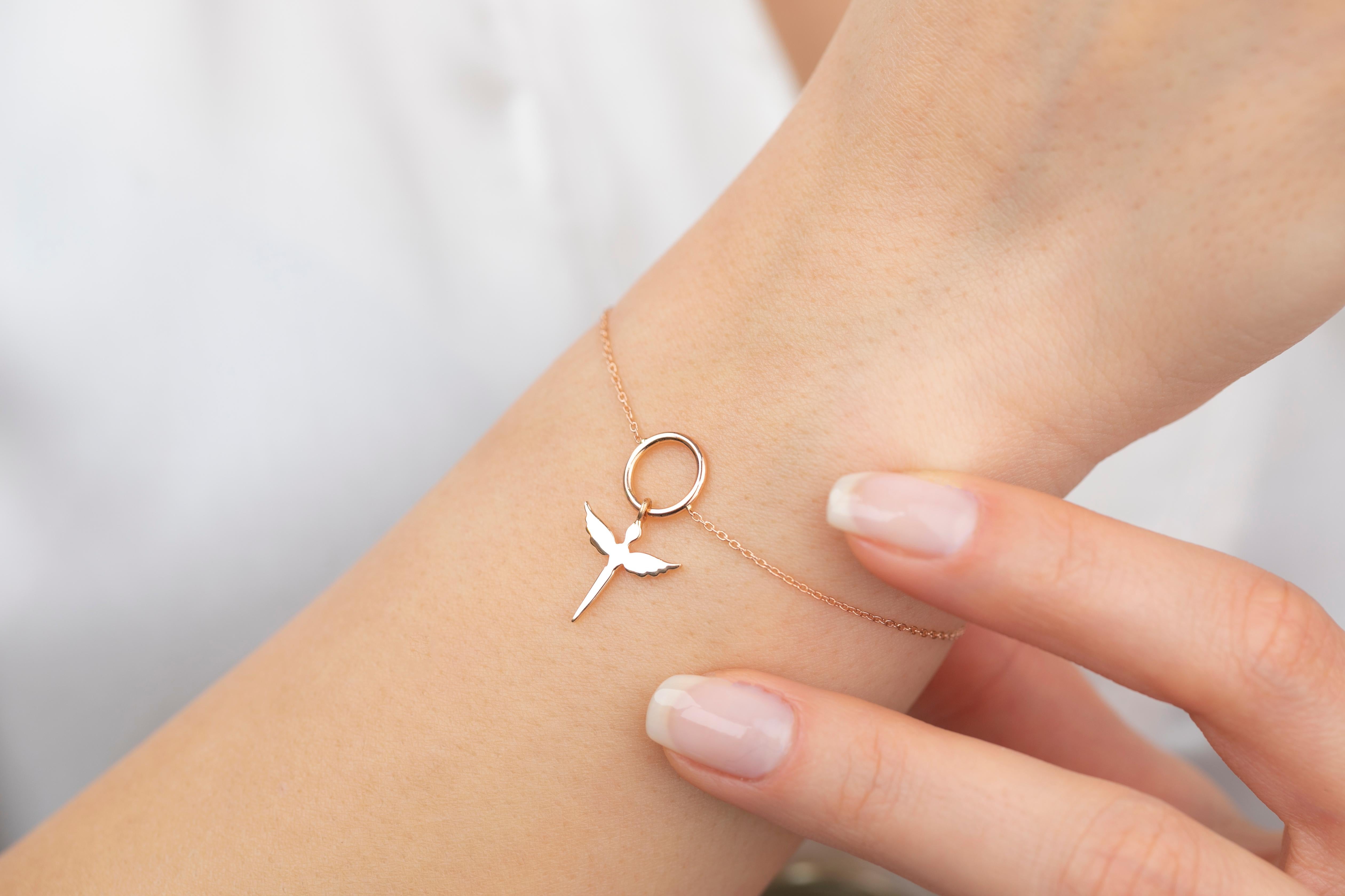 Bracelet en or 14k avec breloque ange et chaîne délicate Pour femmes en vente