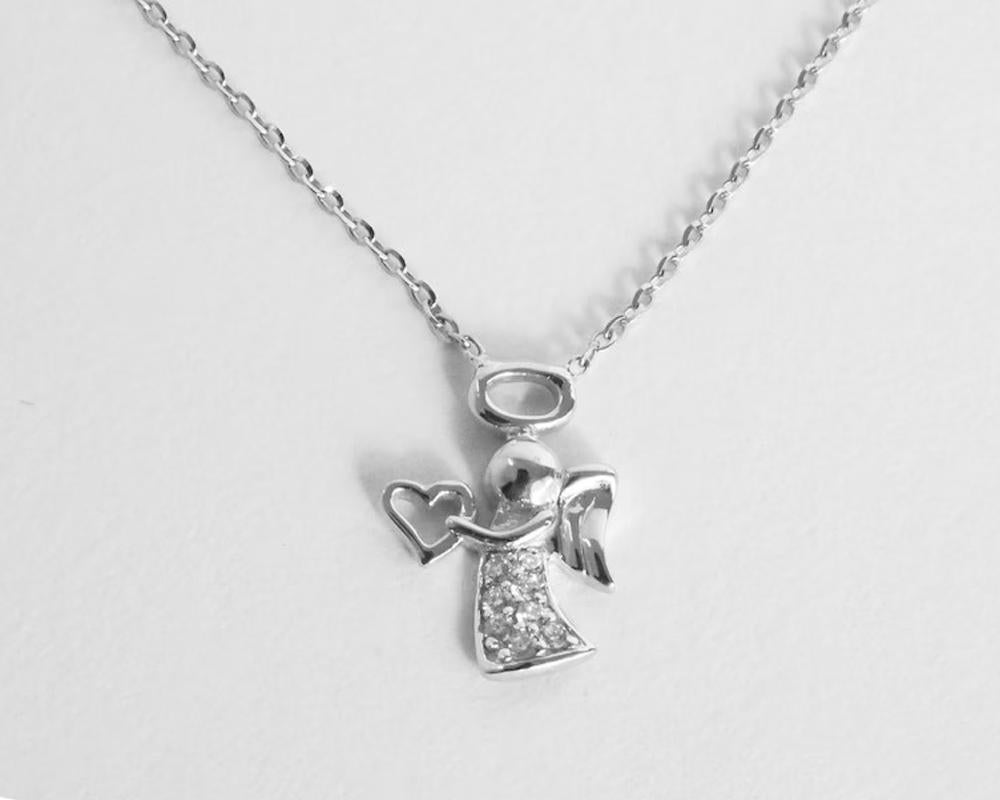 Taglio rotondo Collana con ciondolo a forma di angelo in oro 14k con 0,05 Ctw. Diamante in vendita