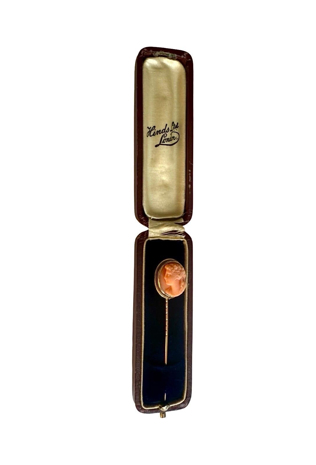 Superbe épingle à baguette en or 14k Victorien rose en corail représentant une déesse grecque, peut-être Flora, dans sa boîte d'origine.
Réalisé en or jaune 14k avec un camée en corail sculpté à la main. Sculpture en camée d'une dame classique ou