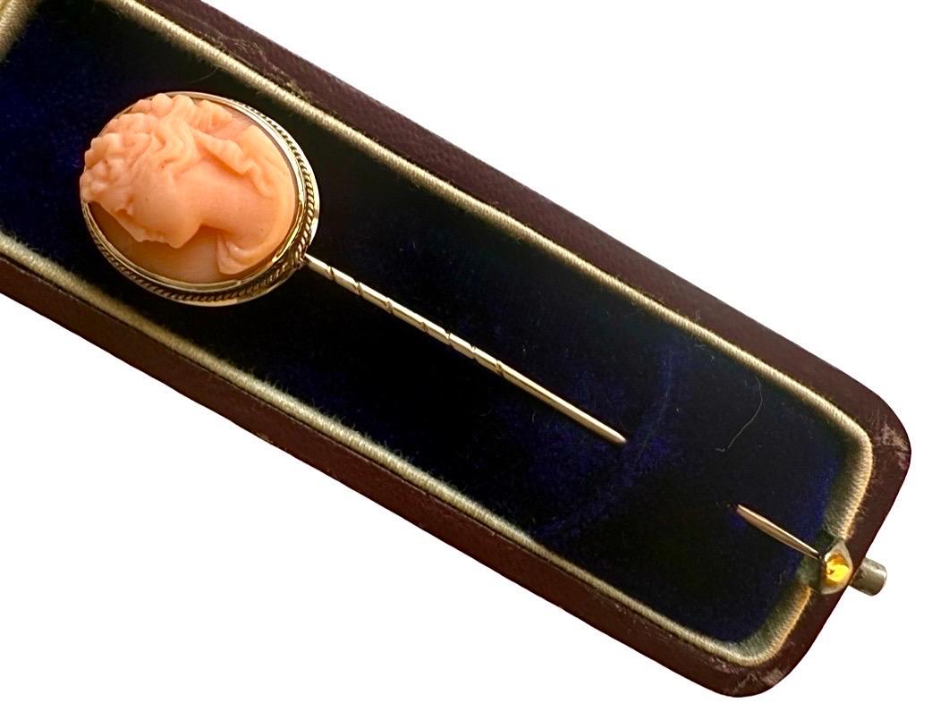 Victorien 14k Gold Antique Victorian sculpté Coral Cameo Stickpin, Greek Goddess, 14ct box en vente