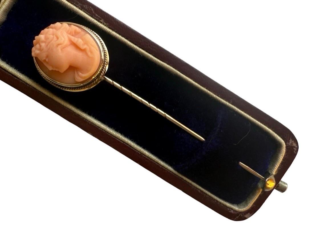14k Gold Antique Victorian sculpté Coral Cameo Stickpin, Greek Goddess, 14ct box Bon état - En vente à Kings Langley, GB